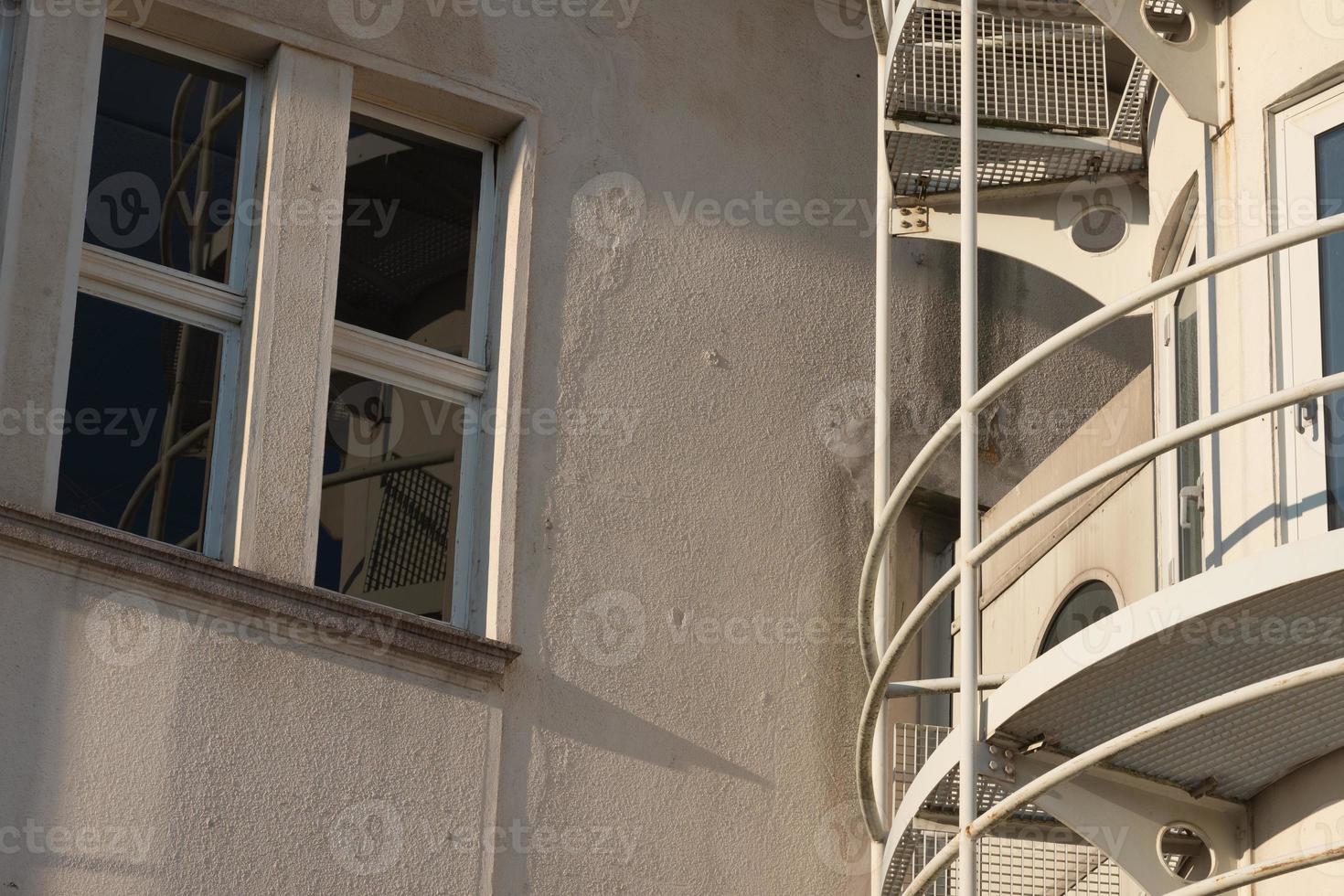 façade d'un immeuble avec fenêtres photo