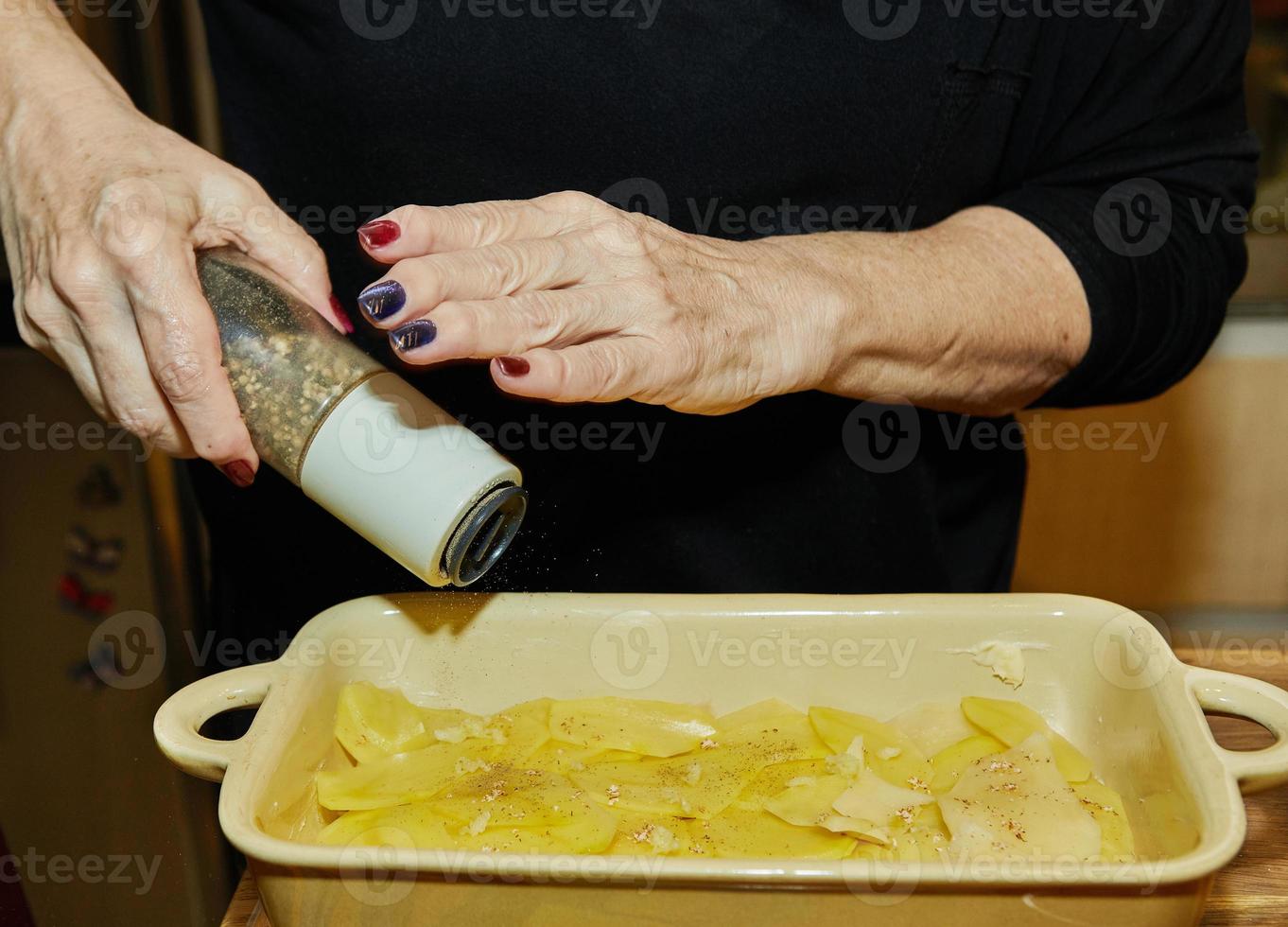 en gratin de pomme de terre et patate douce aux herbes provençales, le chef piment en cuisine photo