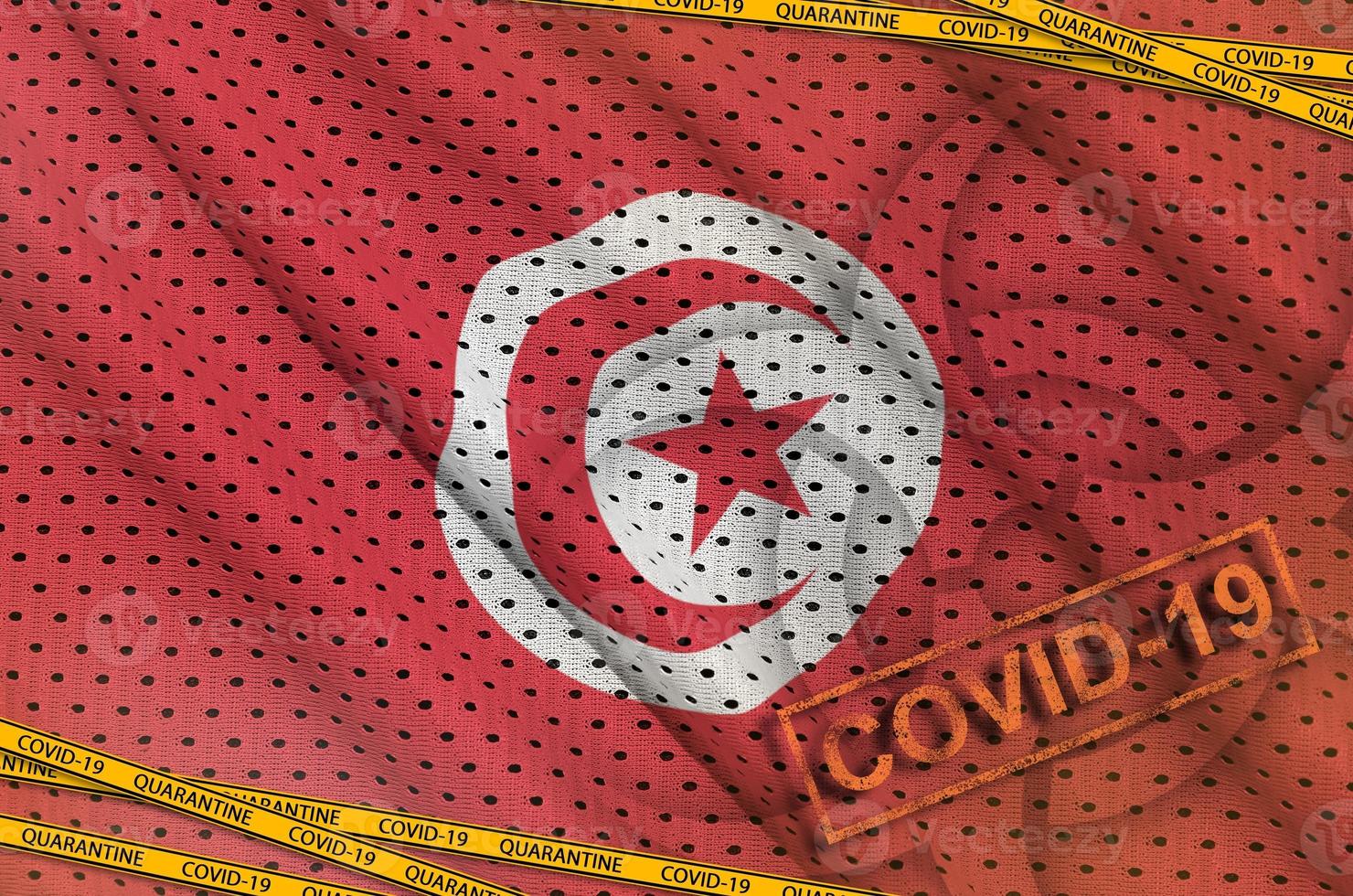 drapeau tunisien et symbole de danger biologique covid-19 avec ruban et timbre orange de quarantaine. coronavirus ou concept de virus 2019-ncov photo