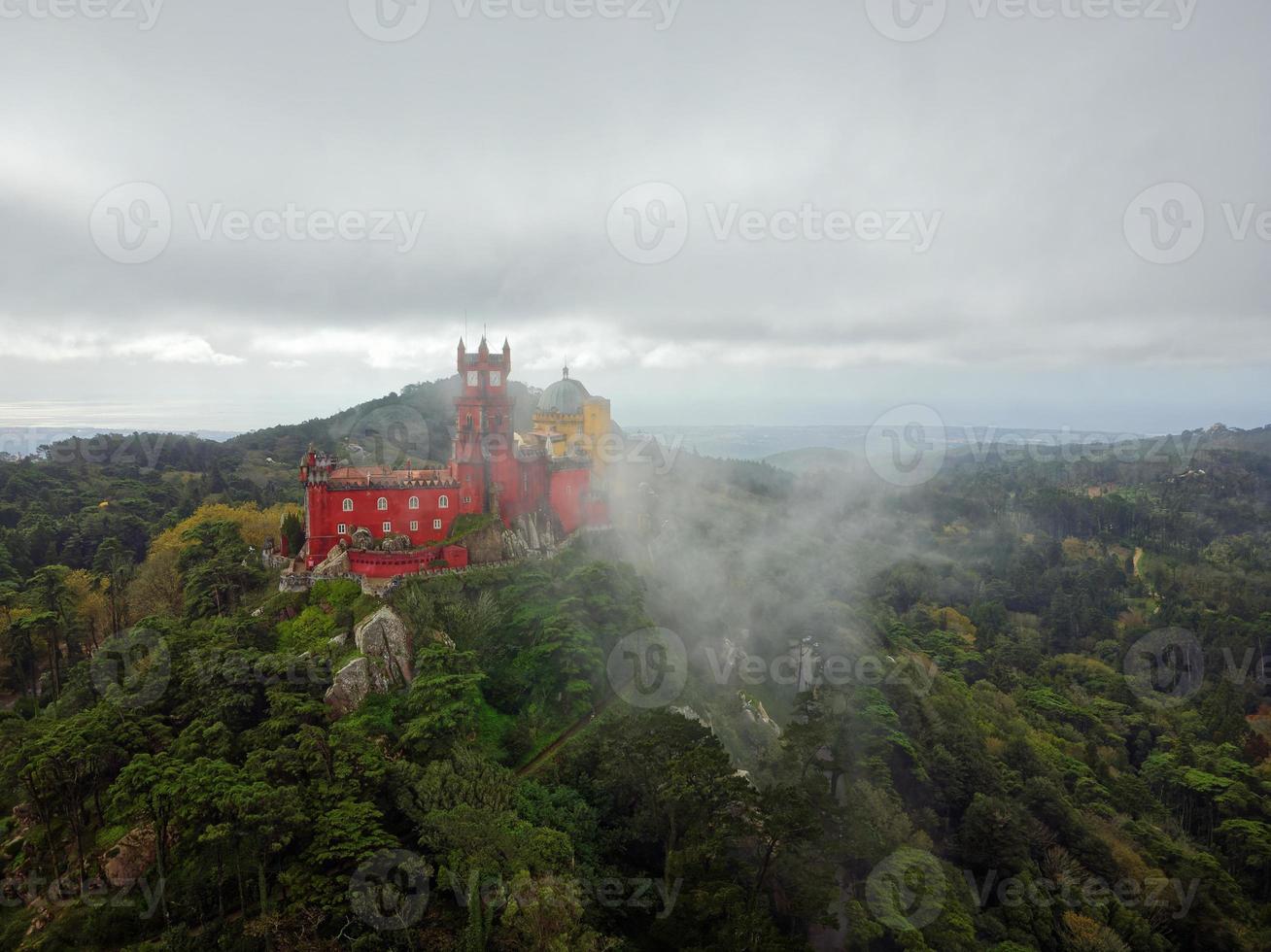 vue aérienne par drone du parc et du palais national de pena à sintra, portugal pendant une journée brumeuse. l'unesco. visites historiques. touristique. Conte de fée. meilleures destinations du monde. endroits les plus visités. photo