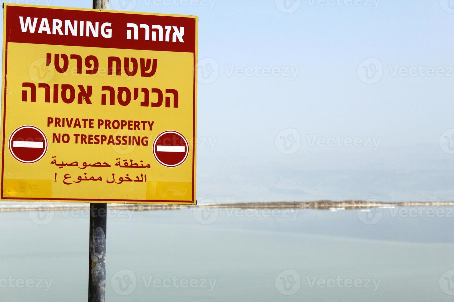 panneau d'information routière installé sur le bord de la route en israël. photo
