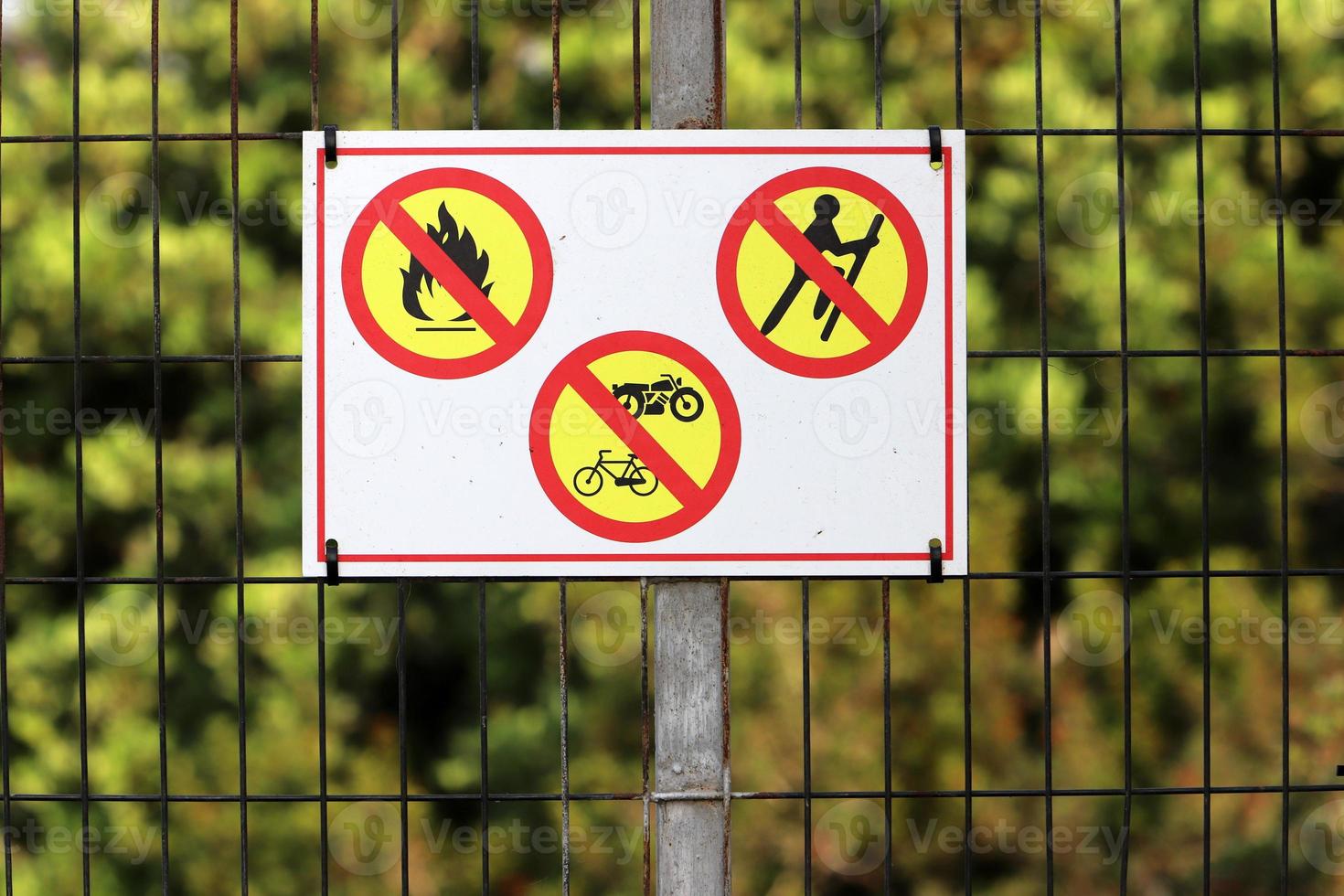 panneau d'information routière installé sur le bord de la route en israël. photo