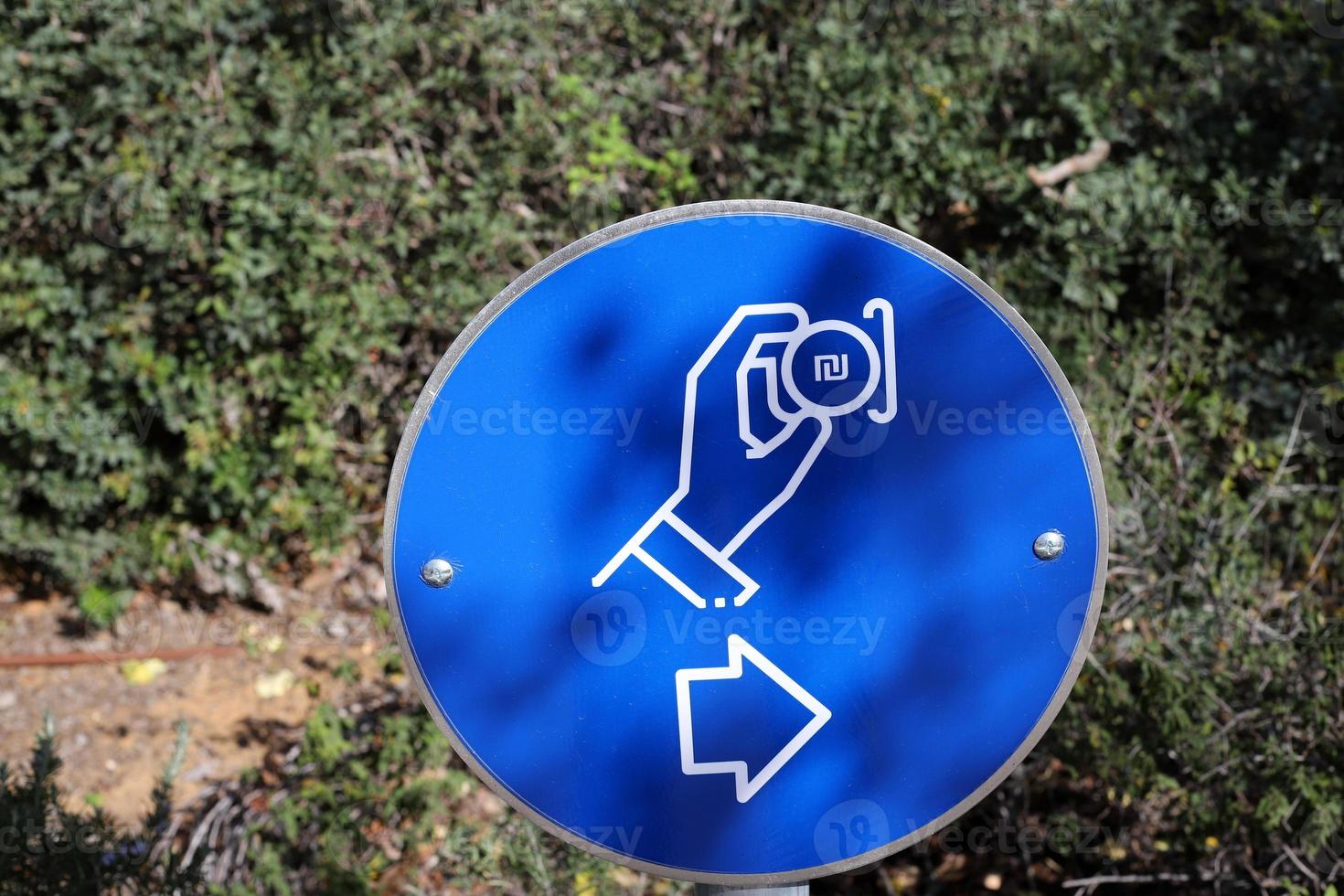 panneau d'information routière installé sur le bord de la route en israël. photo