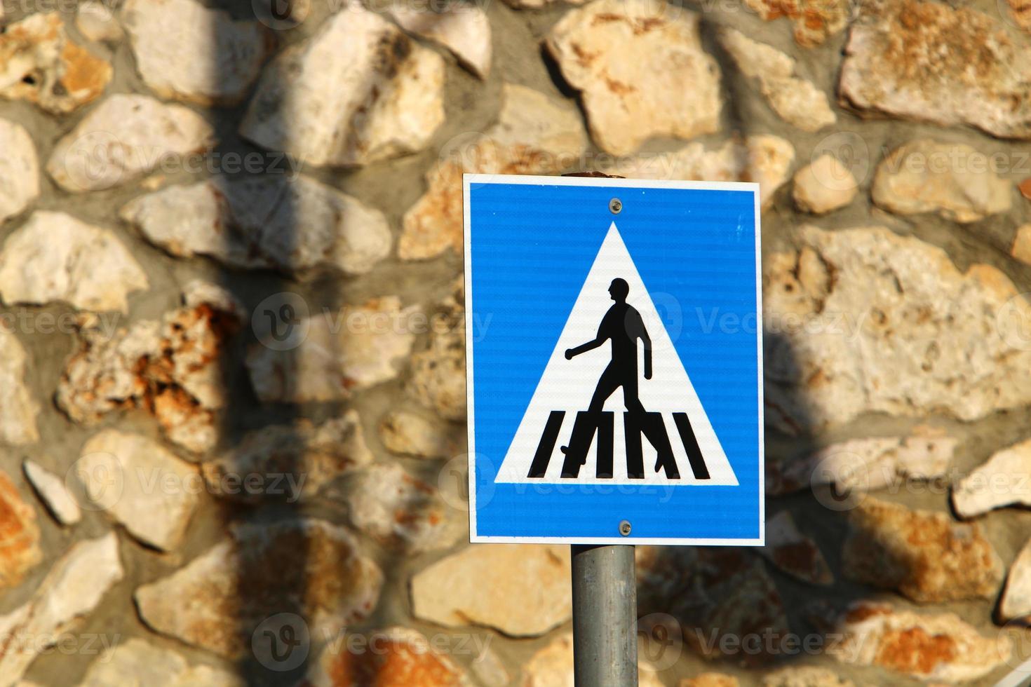 panneau d'information routière installé sur le bord de la route en israël. photo