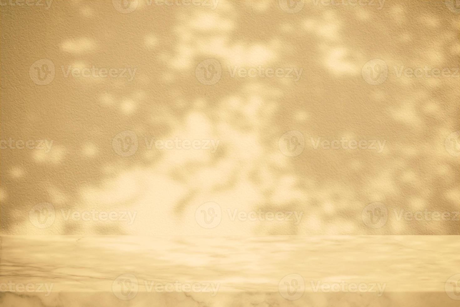 table en marbre blanc avec ombre d'arbre sur fond de texture de mur en béton de couleur or rose, adaptée à la toile de fond de présentation du produit, à l'affichage et à la maquette. photo