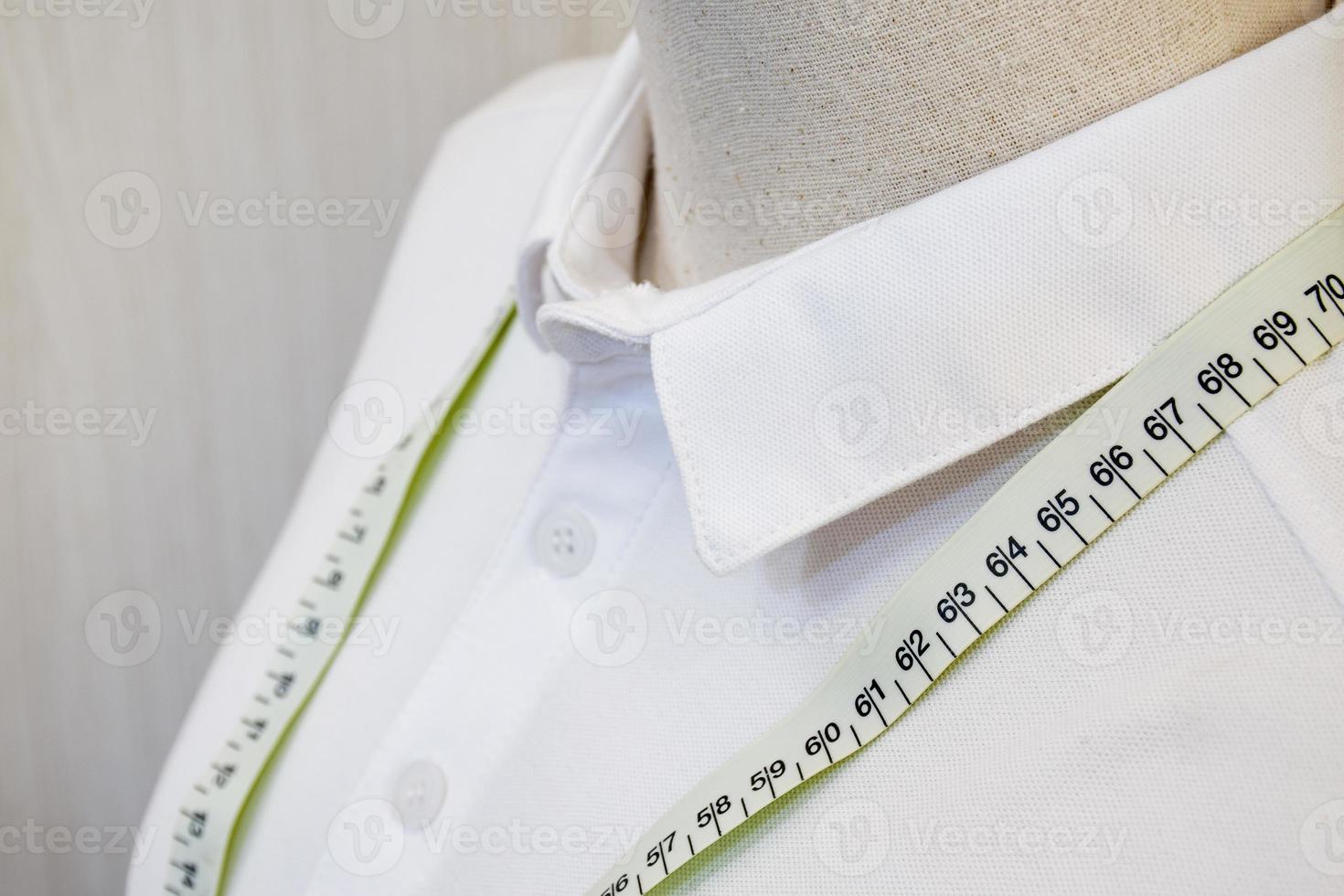 Close up mannequin avec chemise blanche et ruban à mesurer la taille photo