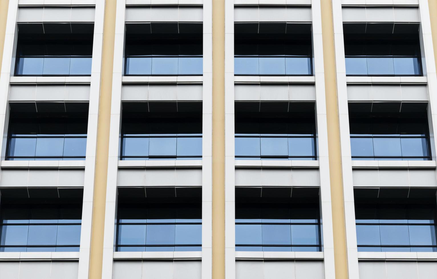 immeuble de bureaux moderne avec fenêtre en verre photo