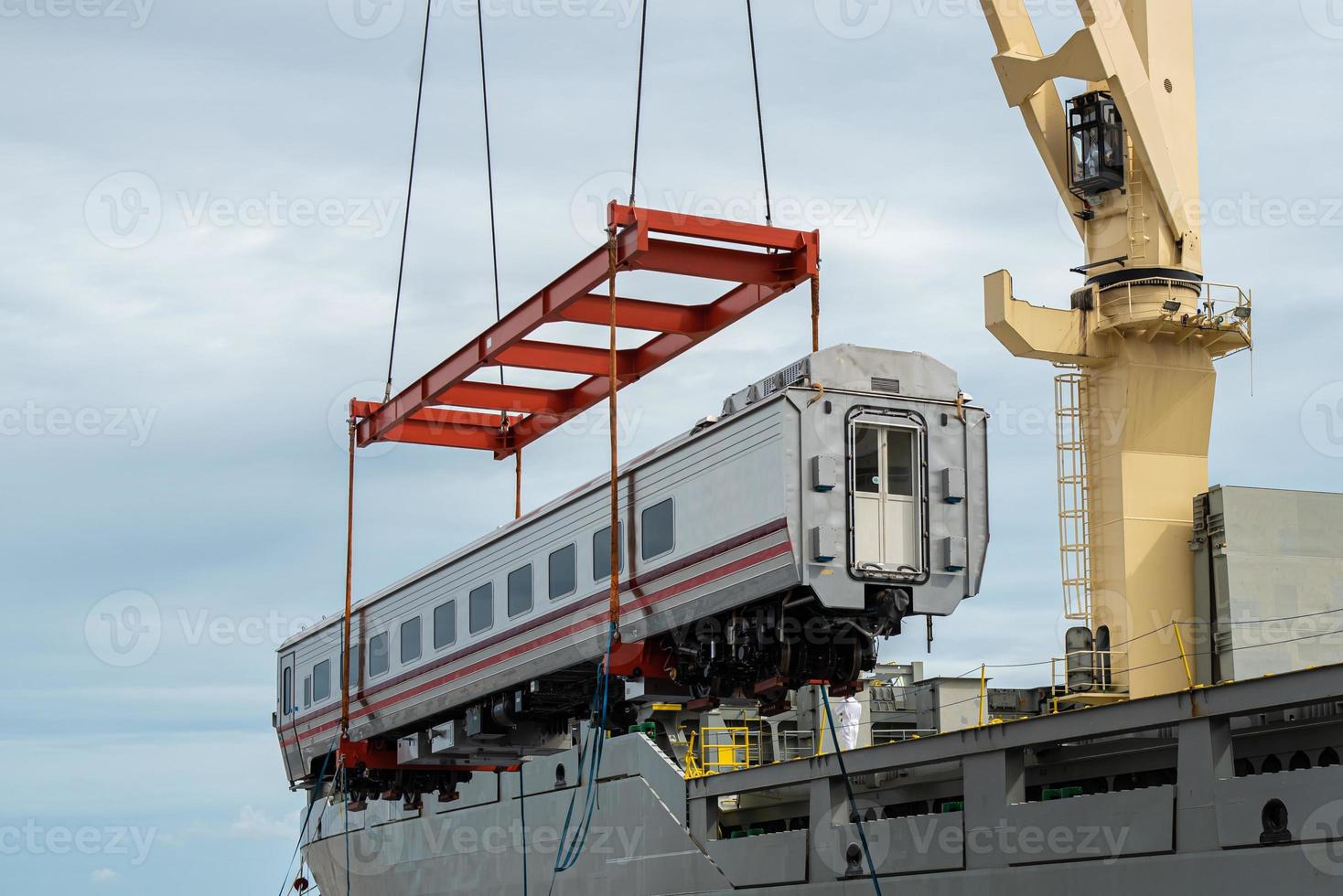 la grue décharge l'autocar ou le chariot du navire au terminal portuaire. photo