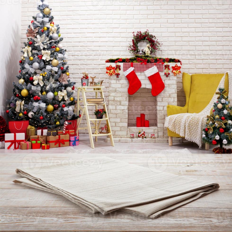 serviette blanche vide sur la vue de dessus de bureau en bois blanc. fond d'intérieurs de noël étincelant festif photo