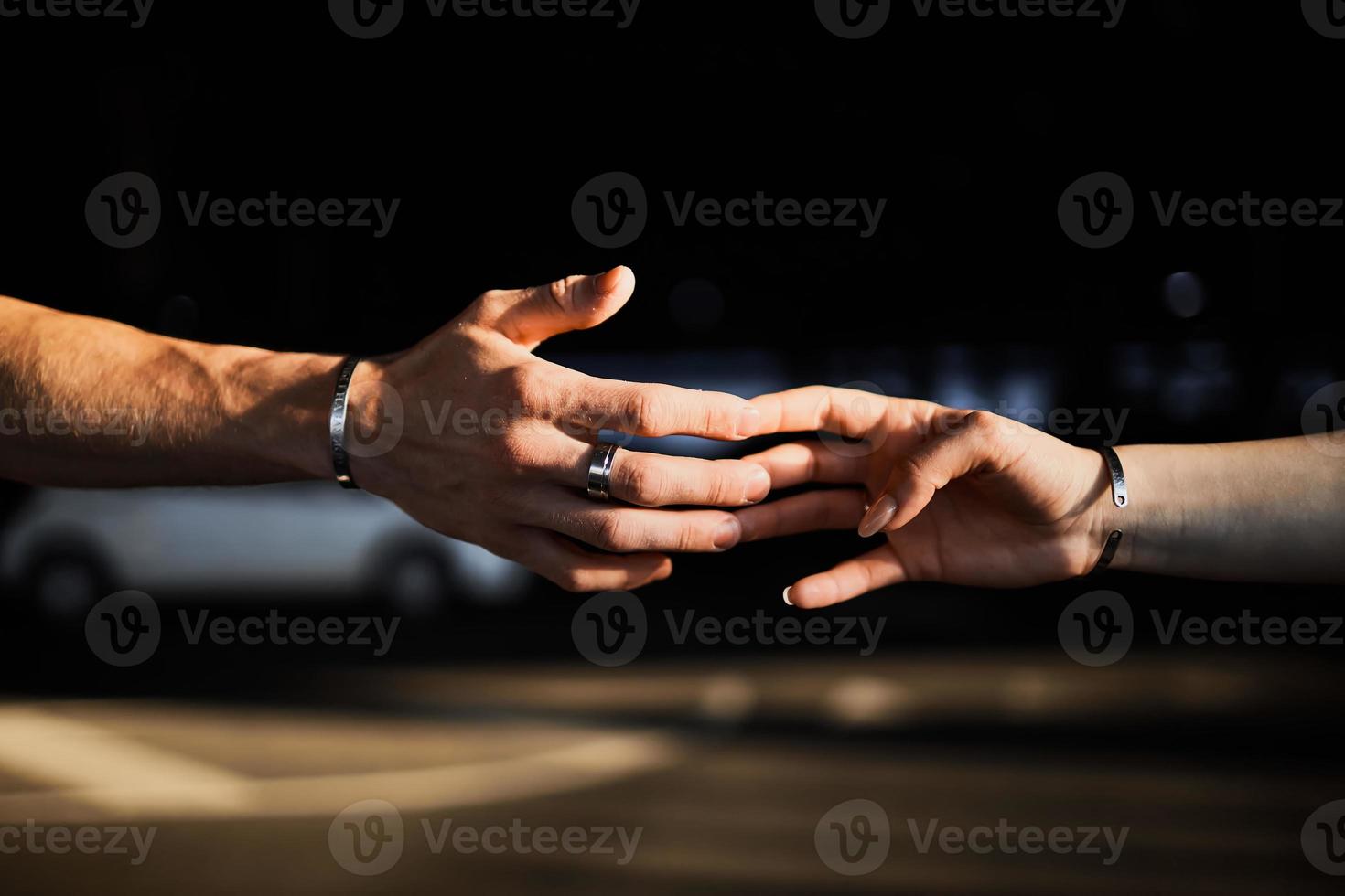 les mains des amants touchent avec leurs doigts photo