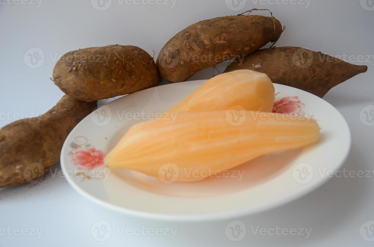 vue latérale yacon ou lotus des neiges en thaï racine de légumes sucrée et croustillante mangeant pour l'alimentation pour la perte de poids et les soins de santé. nom scientifique smallanthus sonchifolius photo