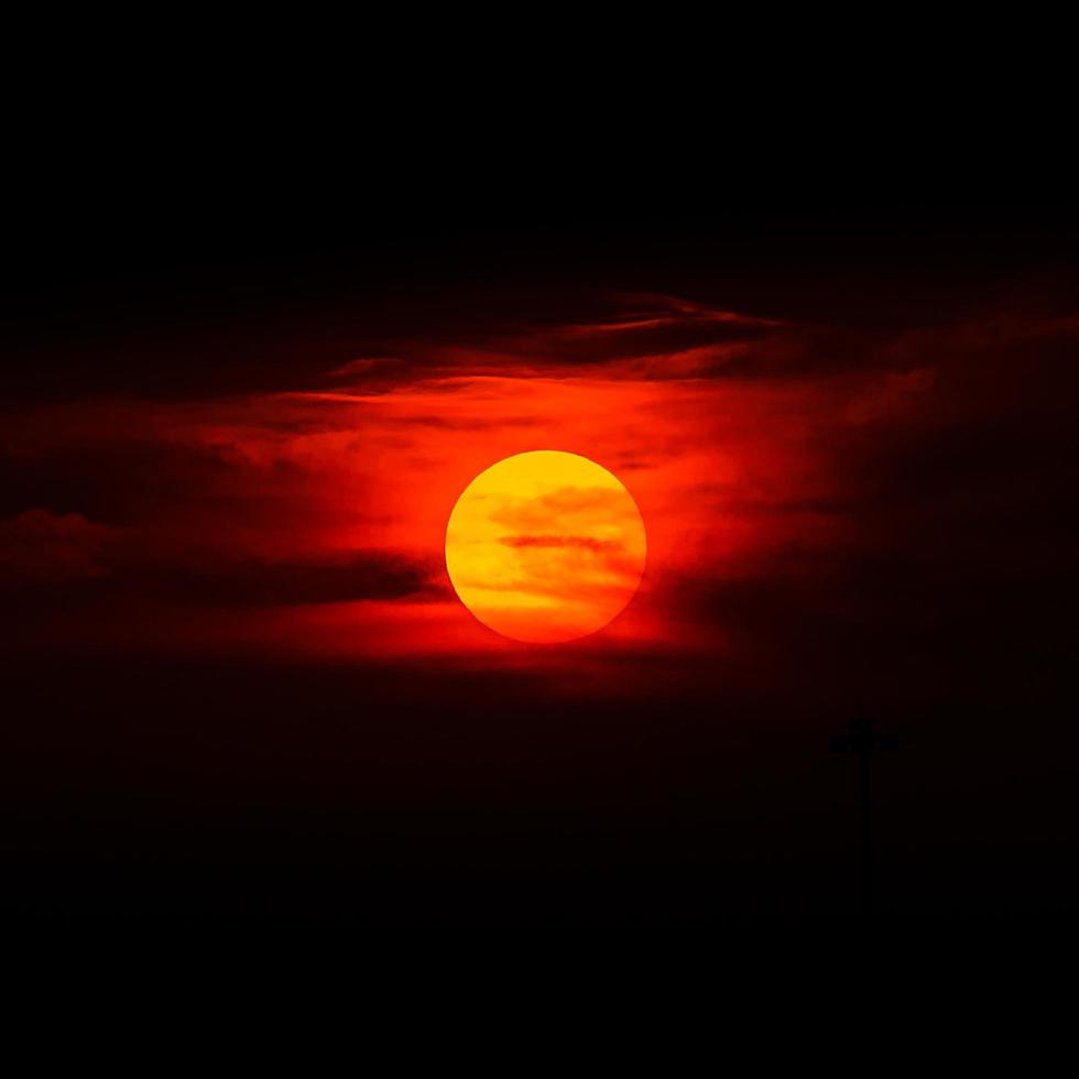 soleil couchant sur les nuages photo