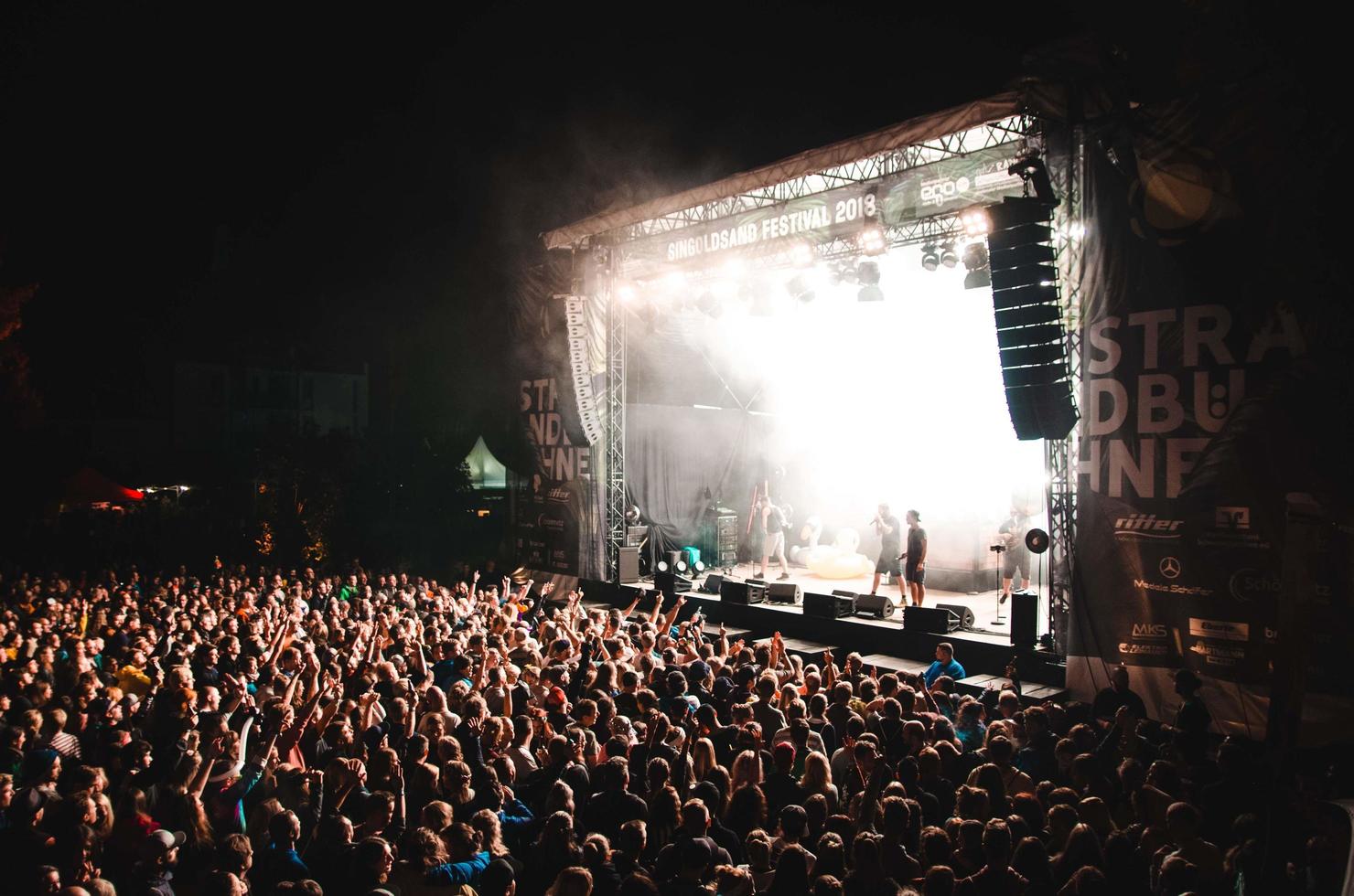 Schwabmunchen, Allemagne, 2020 - concert de rock en plein air la nuit photo