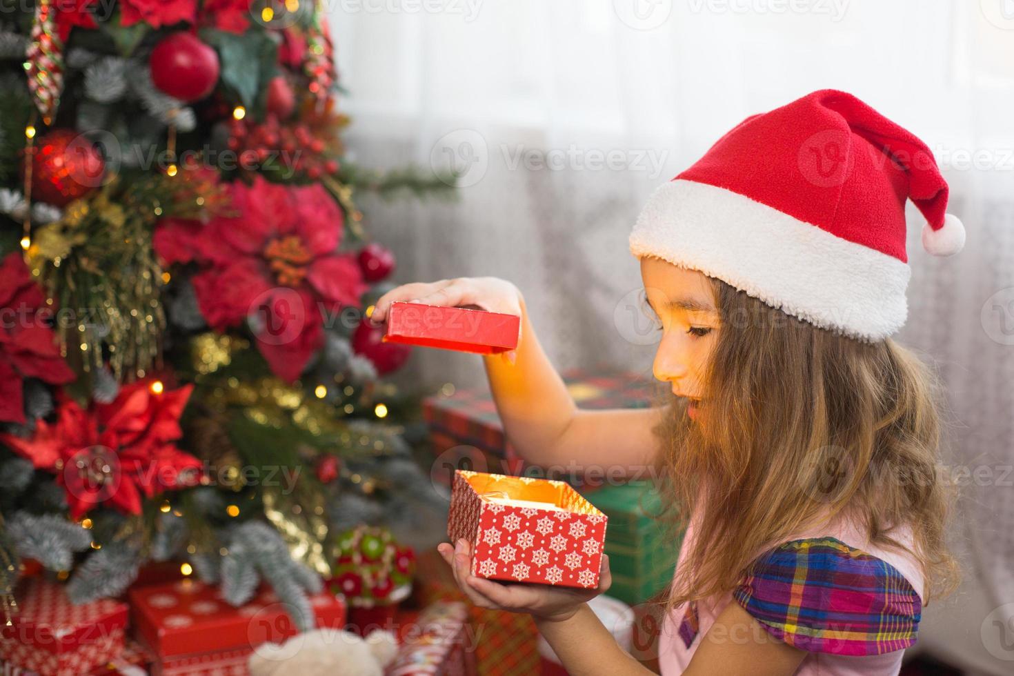 Enfants De Noël Avec Une Grande Boîte-cadeau Rouge Pleine De
