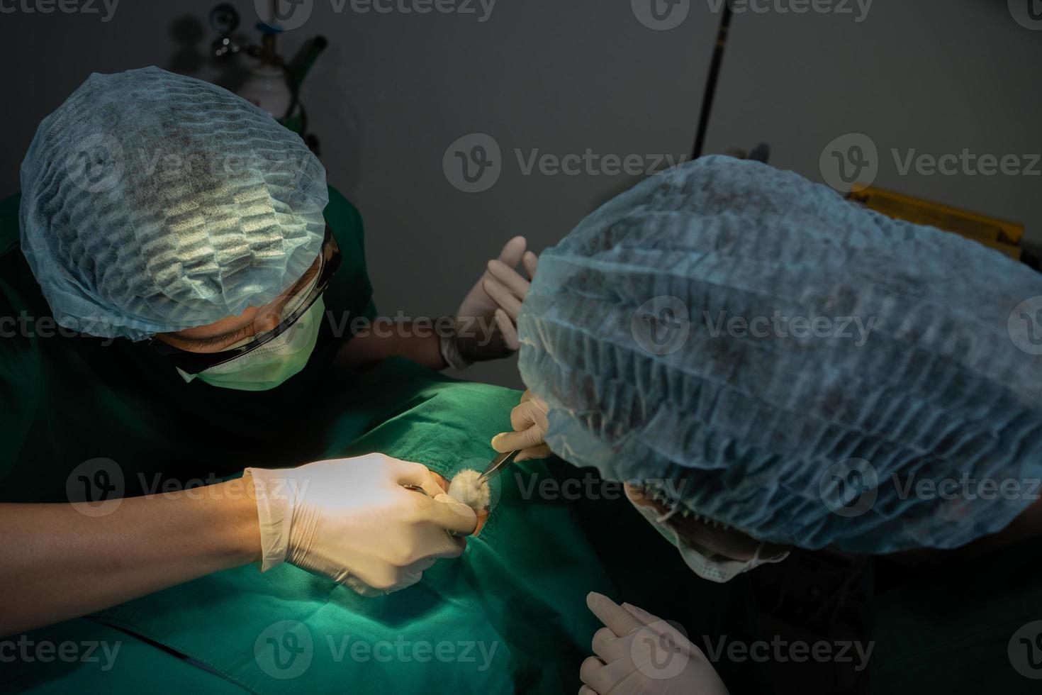 équipe de chirurgiens professionnels asiatiques effectuant une intervention chirurgicale dans la salle d'opération, chirurgien, assistants et infirmières effectuant une intervention chirurgicale sur un patient, un concept de traitement du cancer et des maladies des soins de santé photo