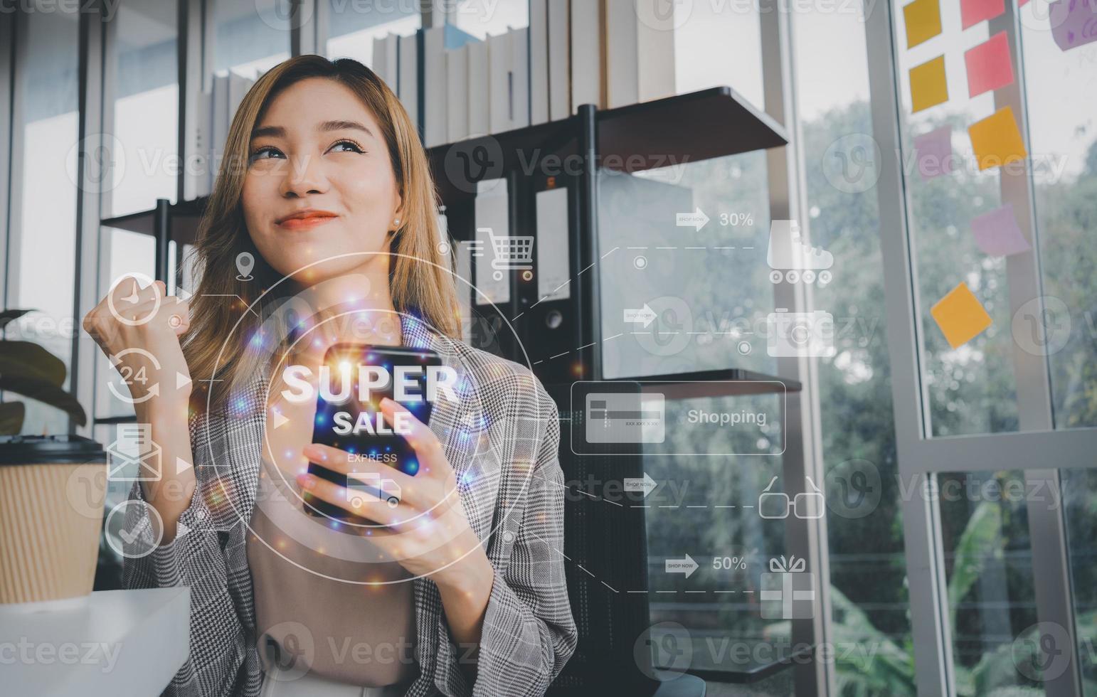 heureuse expérience passionnante d'une femme asiatique en utilisant les paiements mobiles en ligne après avoir acheté des biens de consommation à prix réduit lors de la vente du vendredi noir. cyber sécurité internet et concept de mise en réseau photo