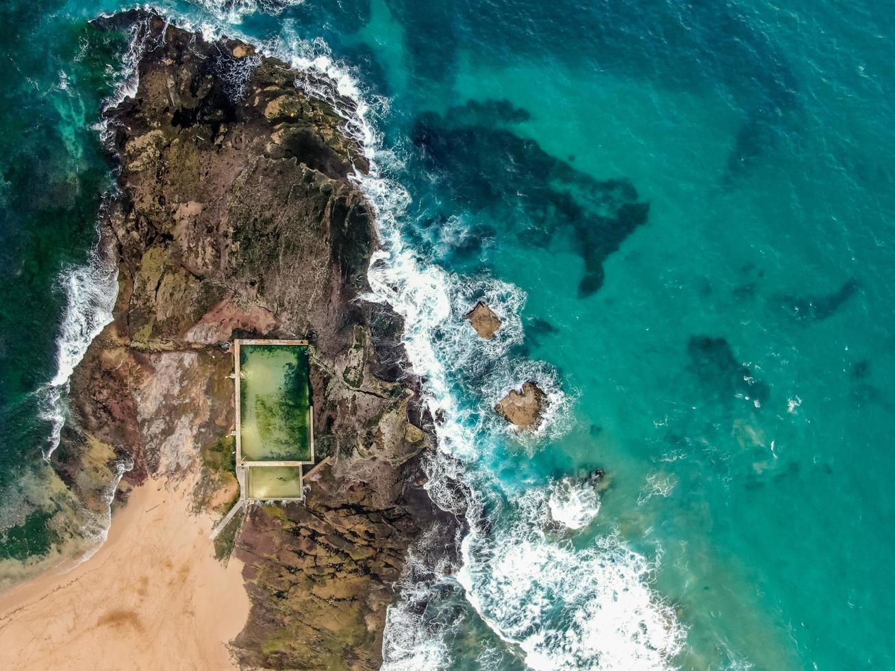 Vue aérienne d'un rivage rocheux près de l'océan photo