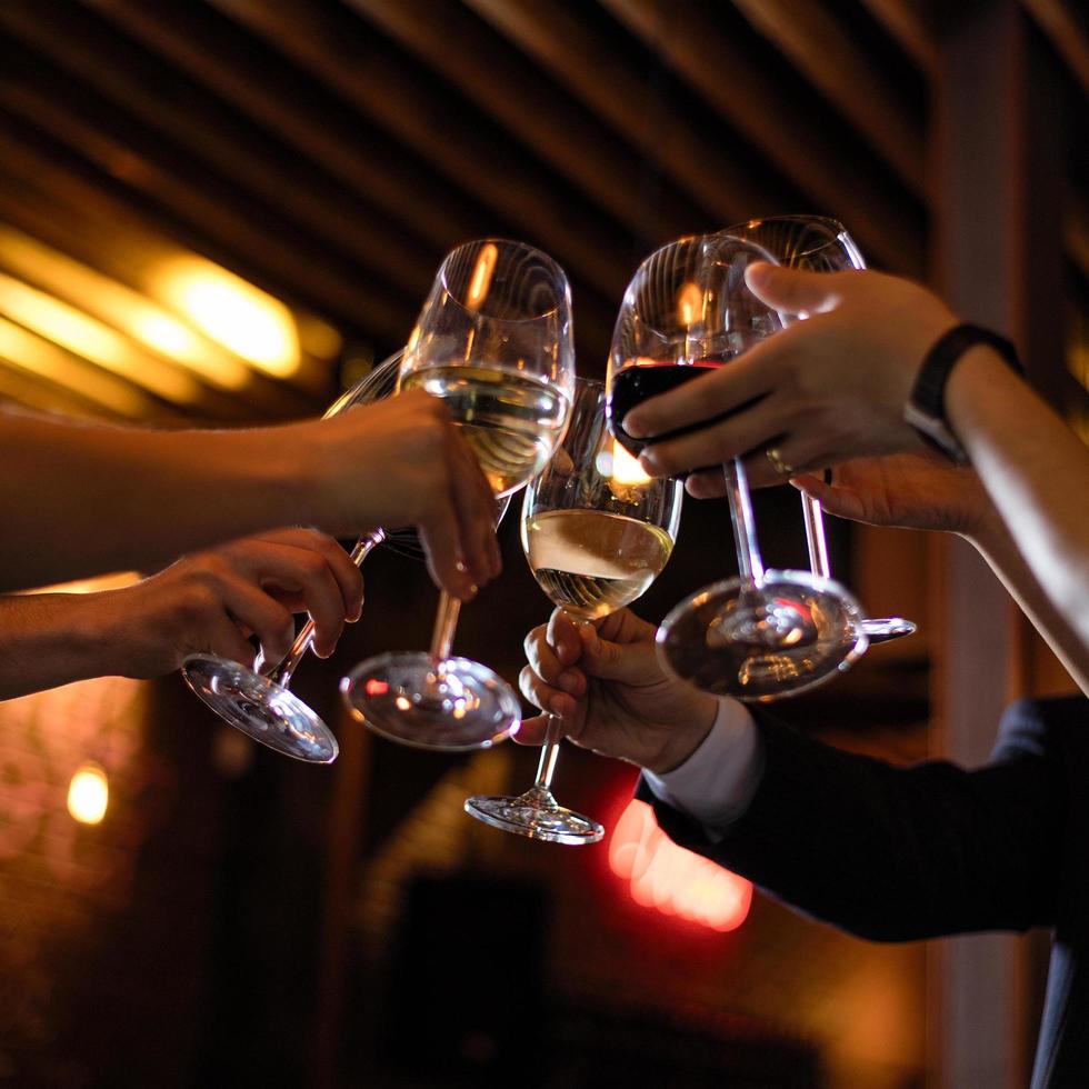 les gens tintent des verres à vin photo