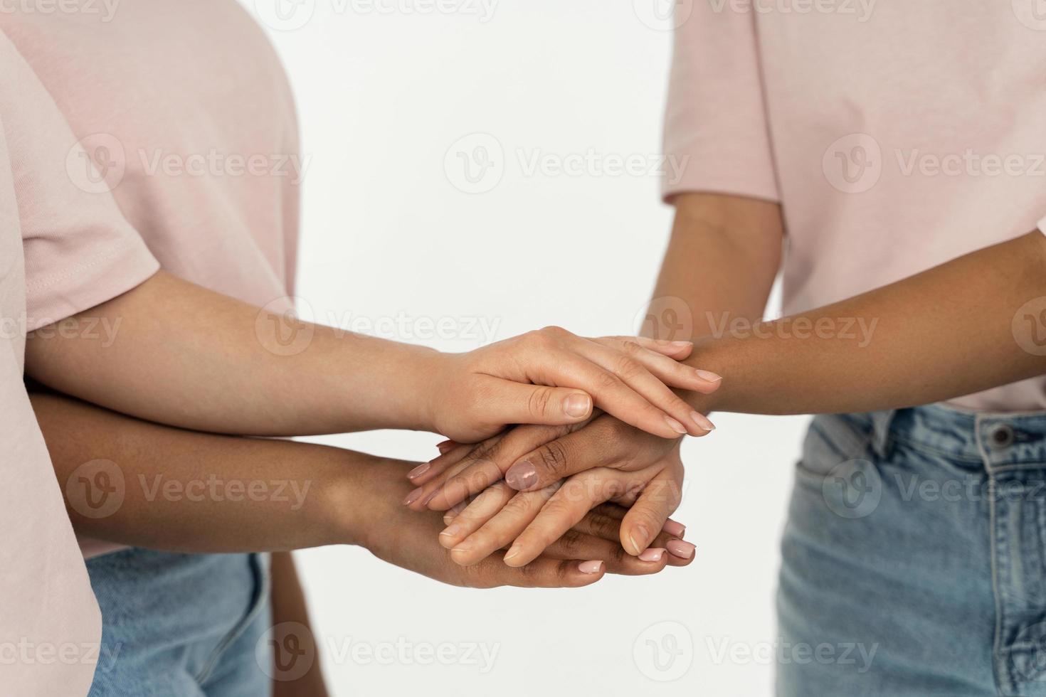 mains féminines de différentes ethnies. diversité multiculturelle et amitié. photo