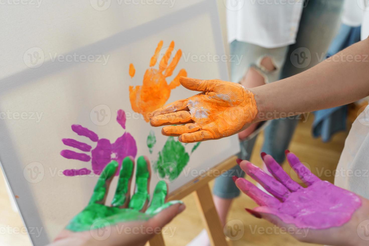 paumes femelles en peinture colorée créant des œuvres d'art modernes photo