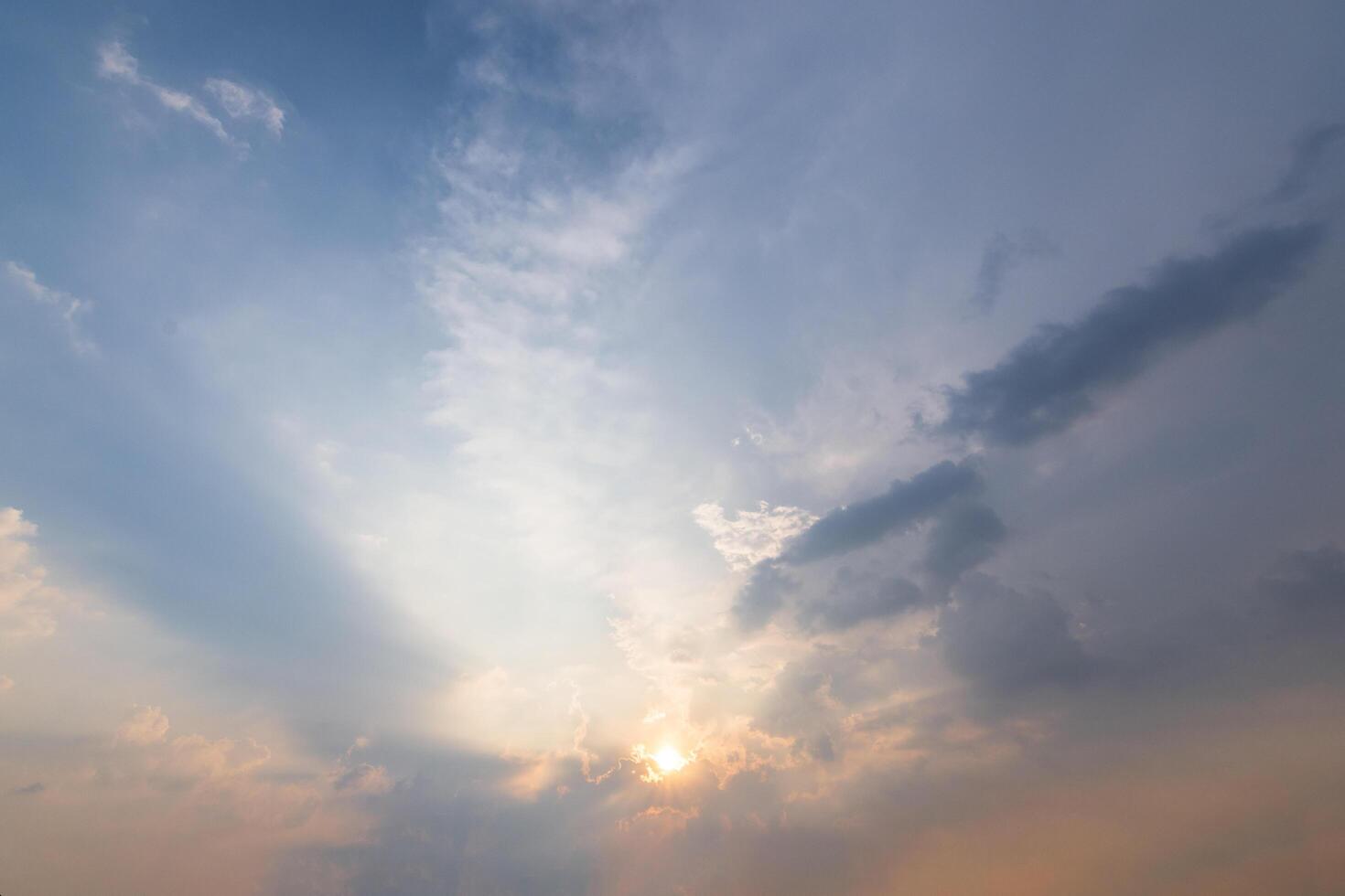 ciel bleu et nuages au coucher du soleil photo