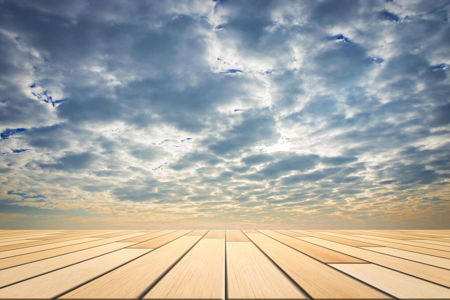 plaques de plancher en bois avec fond de ciel photo