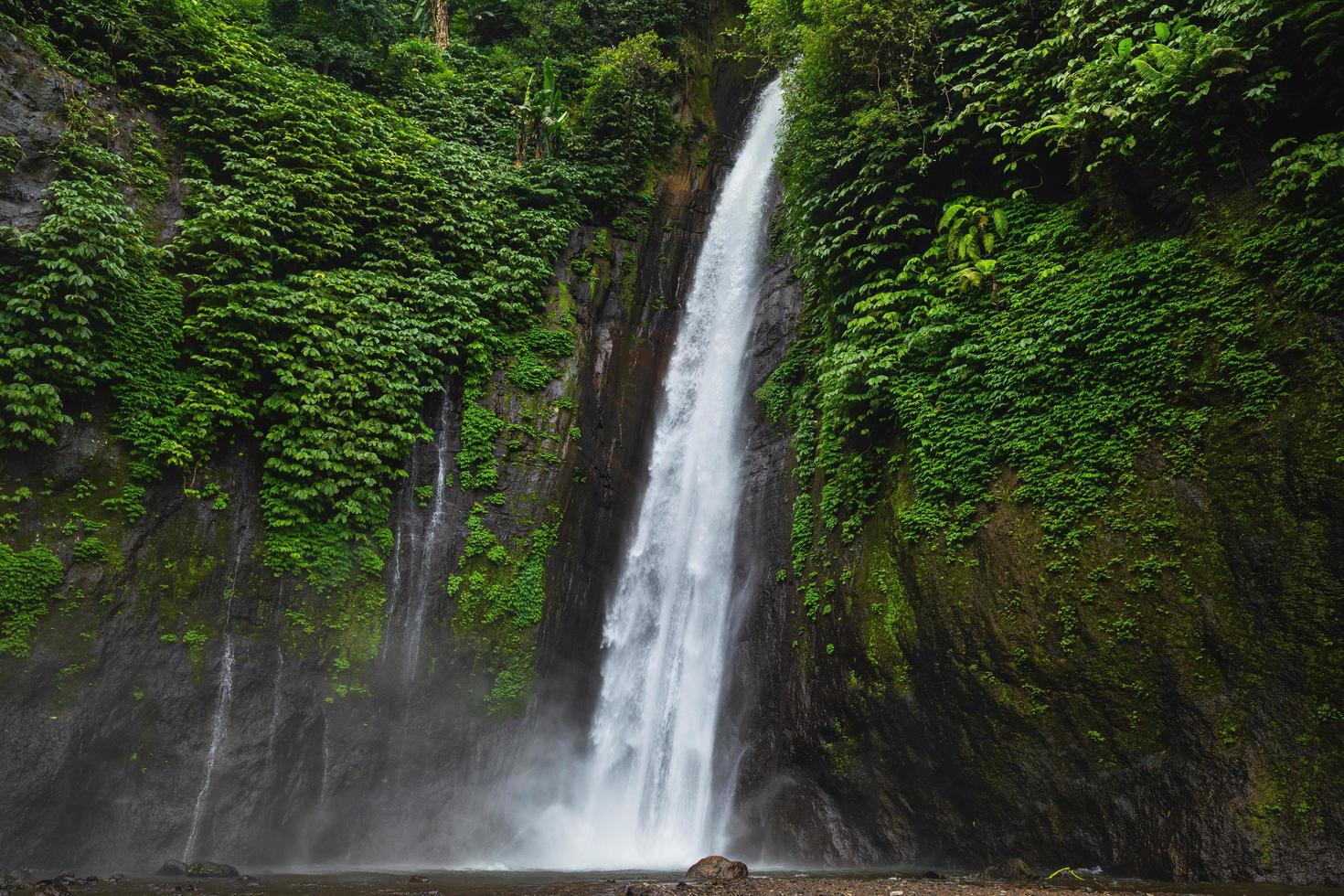 cascade d'air terjun munduk. île de bali, indonésie. photo