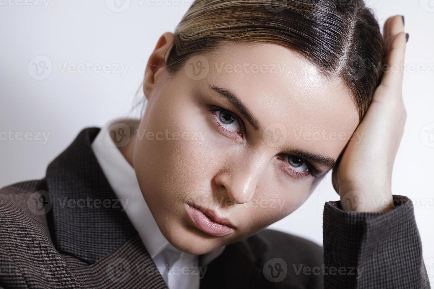 portrait en studio à la mode d'une jeune femme masculine photo