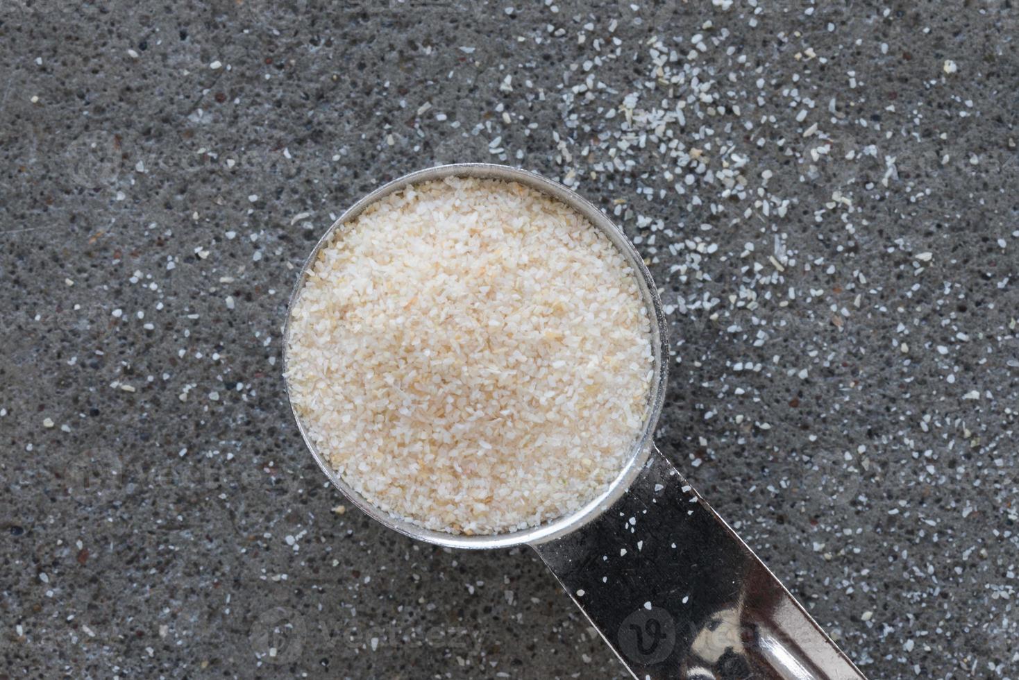 poudre d'oignon renversée d'une cuillère à café photo