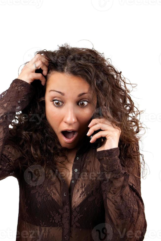 femme glamour recevoir un appel téléphonique choquant isolé sur fond blanc. photo