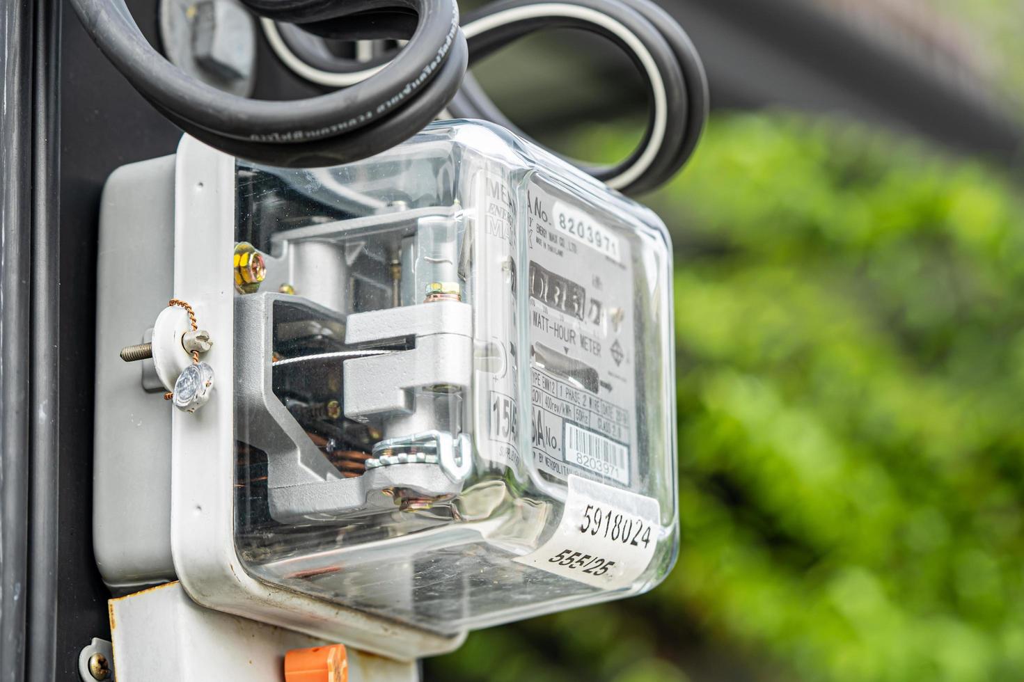 compteur de puissance de mesure électrique pour le coût de l'énergie à la maison et au bureau. photo