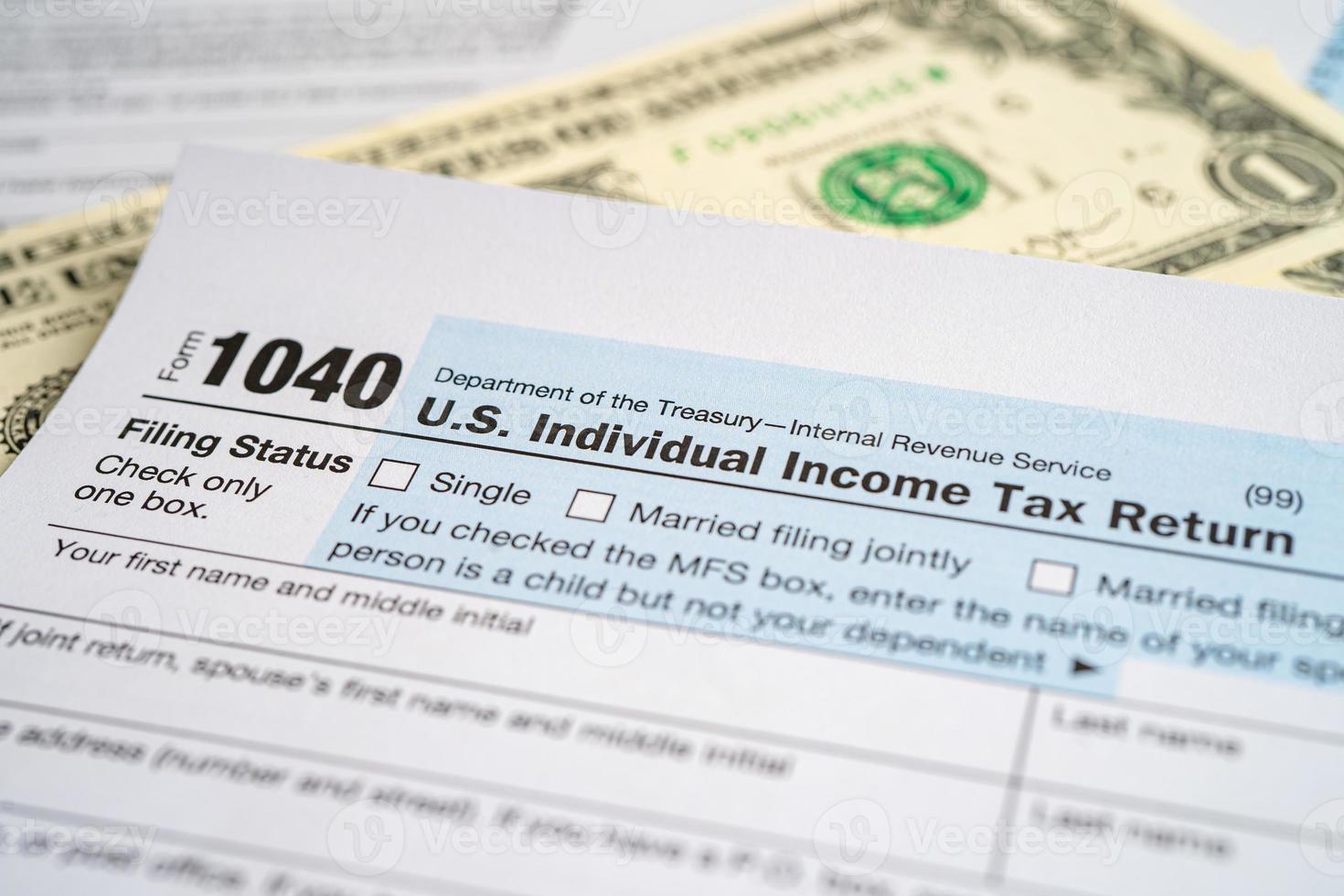 formulaire de déclaration de revenus 1040 avec drapeau américain américain et billet en dollars, revenu individuel américain. photo