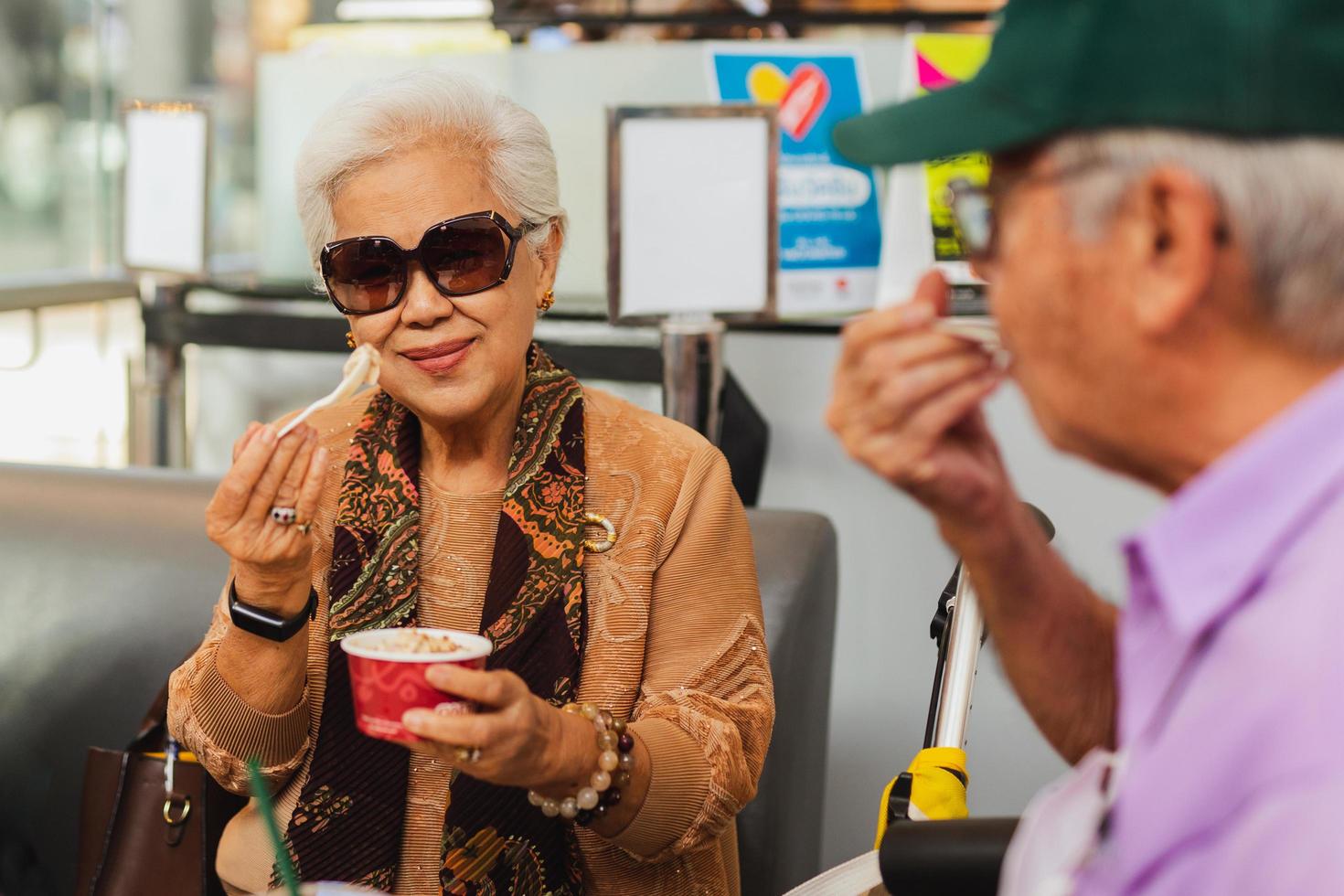 un couple de personnes âgées heureux aime manger de la glace. photo