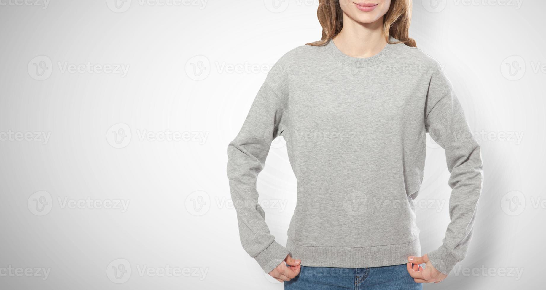 jeune fille en sweat-shirt gris, vue de face de hoodies gris. fond blanc. photo