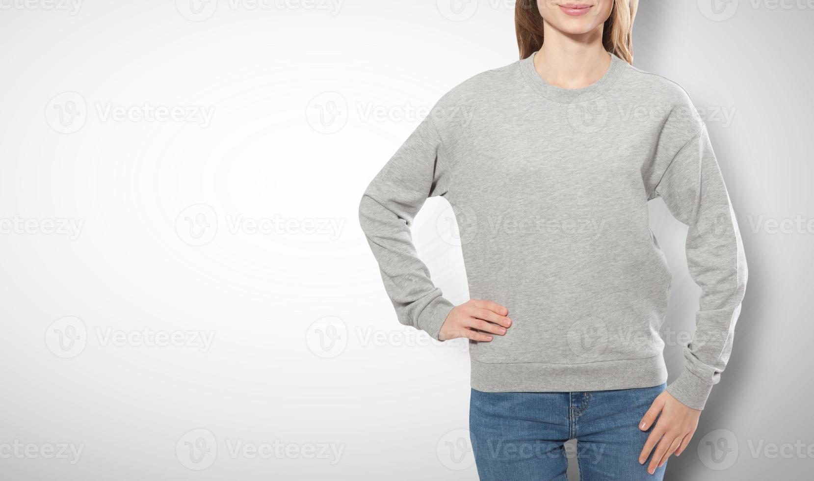 jeune fille en sweat-shirt gris, vue de face de hoodies gris. fond blanc. photo