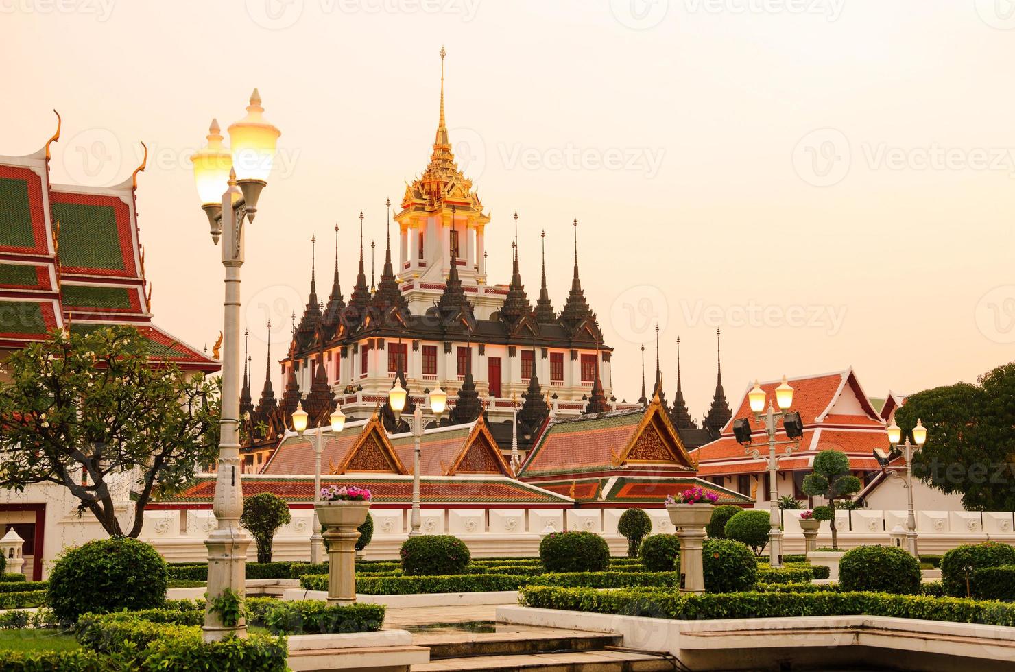 paysage de loha prasat ou château de métal est un site du patrimoine mondial au wat ratchanaddaram à bangkok en thaïlande photo