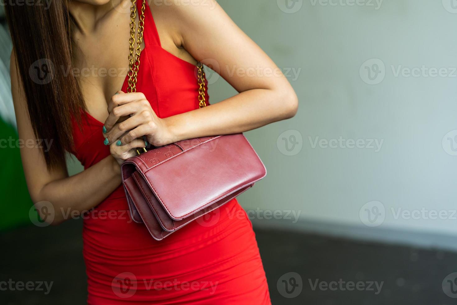 vue d'une femme seule dans le passage souterrain. vol ou homme criminel en noir, violence criminelle d'agression criminelle, voleur de vol asiatique voler une femme asiatique effrayée choquée. mise au point sélective. photo