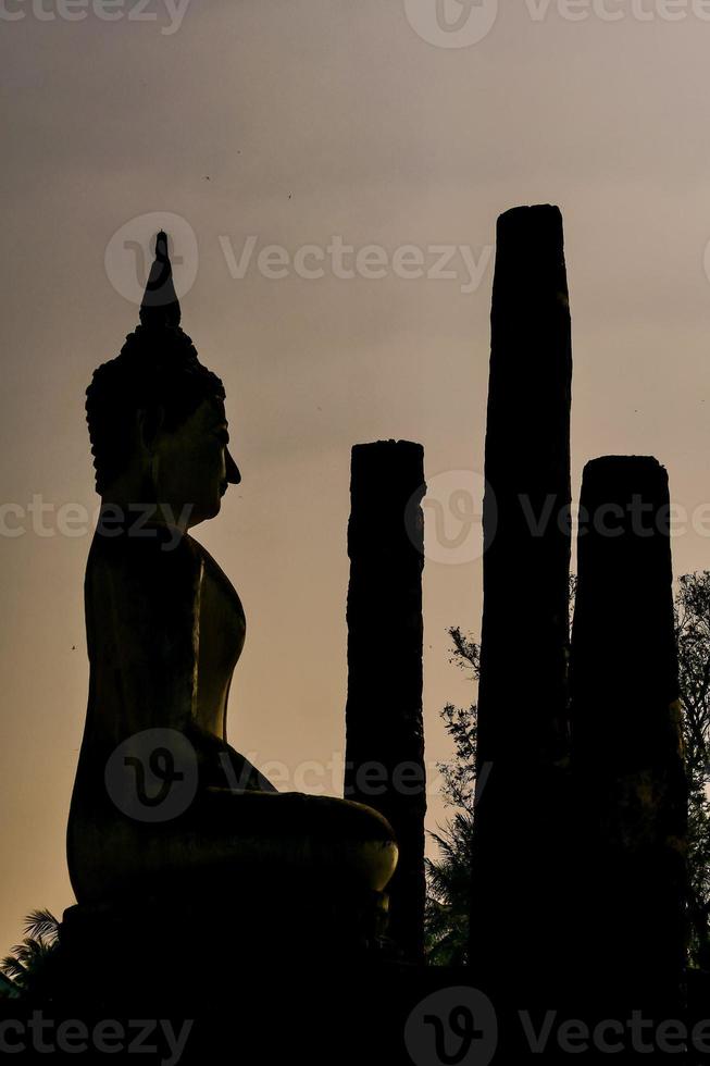 silhouette de statue la nuit photo