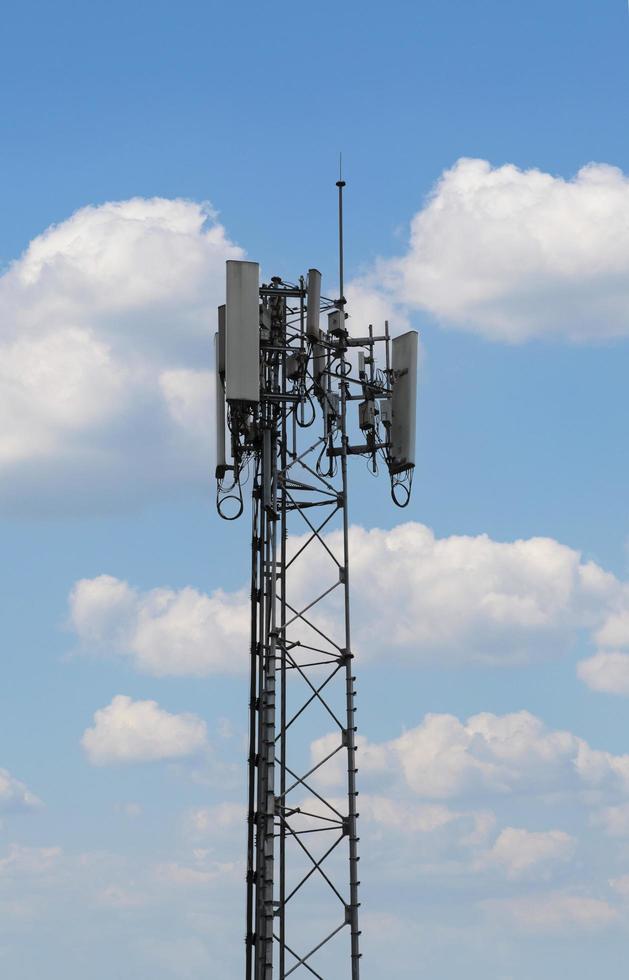 tour de télécommunication sur fond de ciel bleu photo