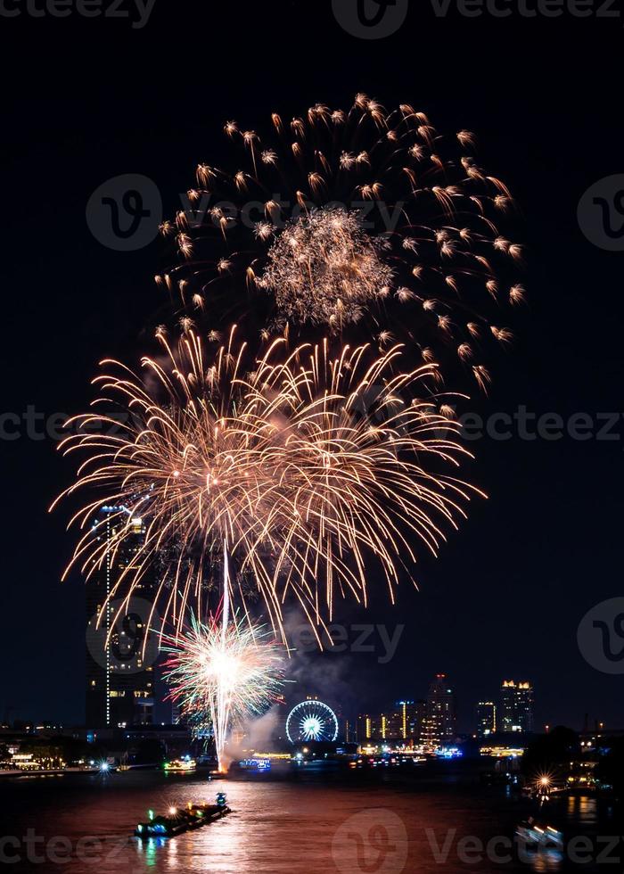 célébration de feux d'artifice sur la rivière dans le ciel sombre photo