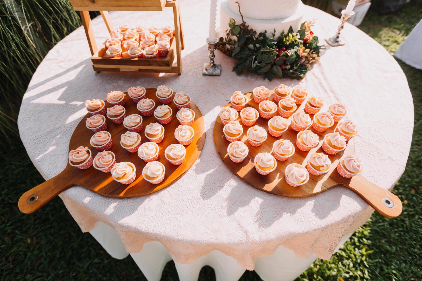 cupcakes gastronomiques avec glaçage au beurre blanc et arrose sur fond de bois photo