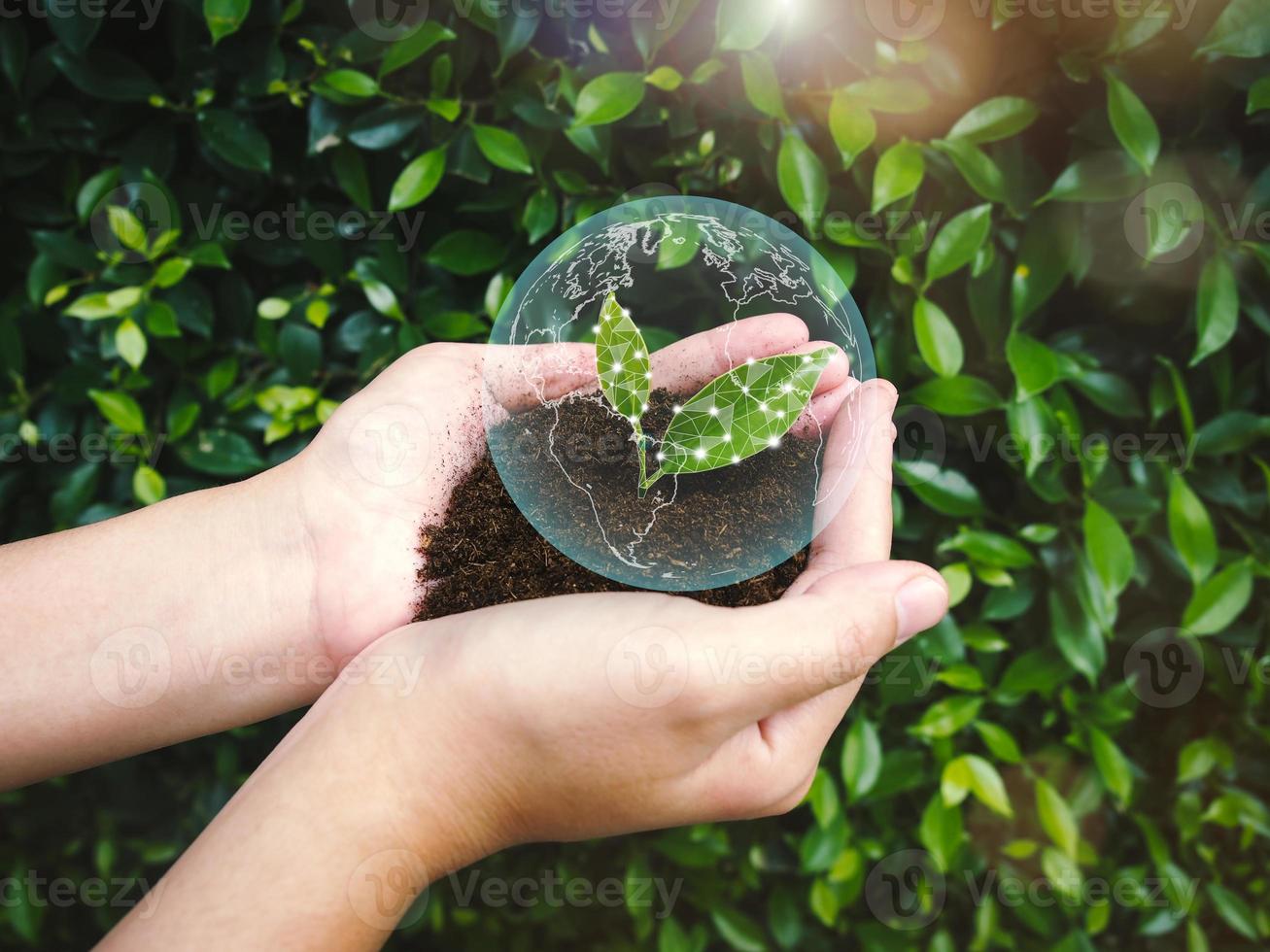 concept de conservation durable de l'environnement. main de femme tenir le sol et la feuille verte à la main avec illustration de la terre photo