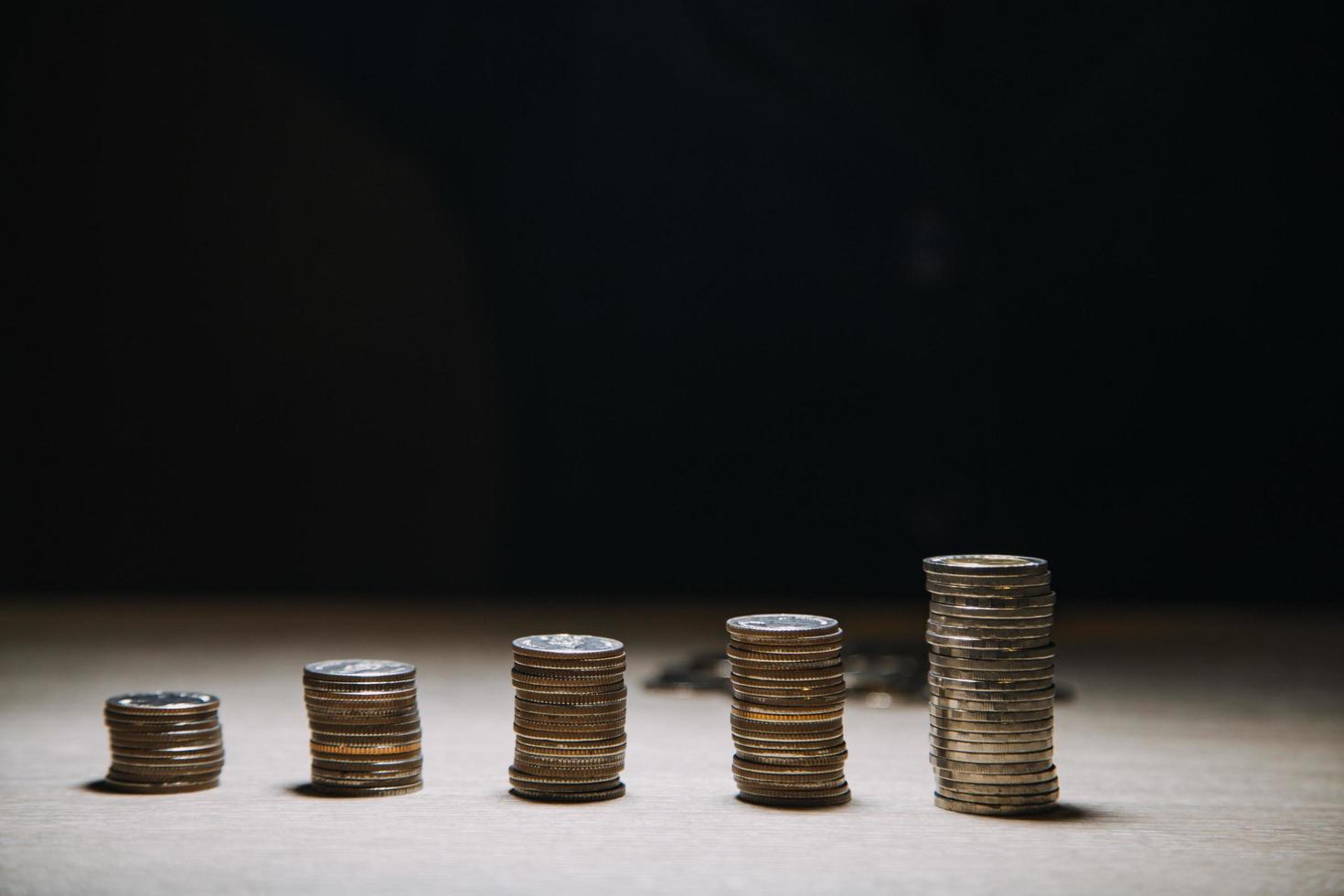 homme d'affaires détenant des pièces de monnaie mettant en verre. concept d'économiser de l'argent pour la comptabilité financière photo