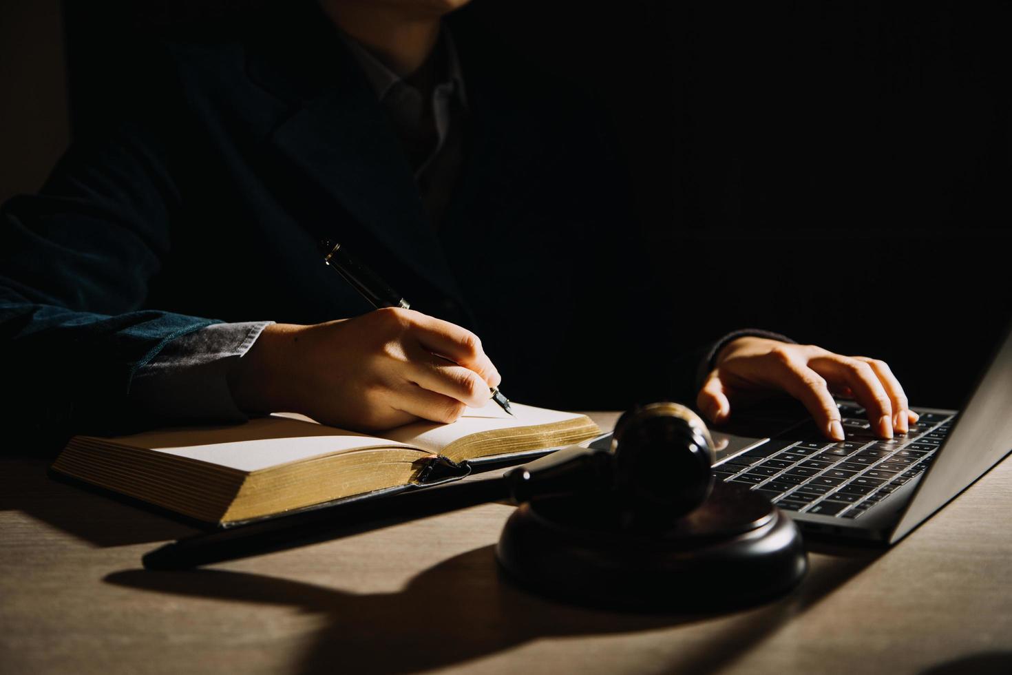 livres de droit et balances de la justice sur le bureau de la bibliothèque du cabinet d'avocats. concept d'éducation juridique de jurisprudence. photo