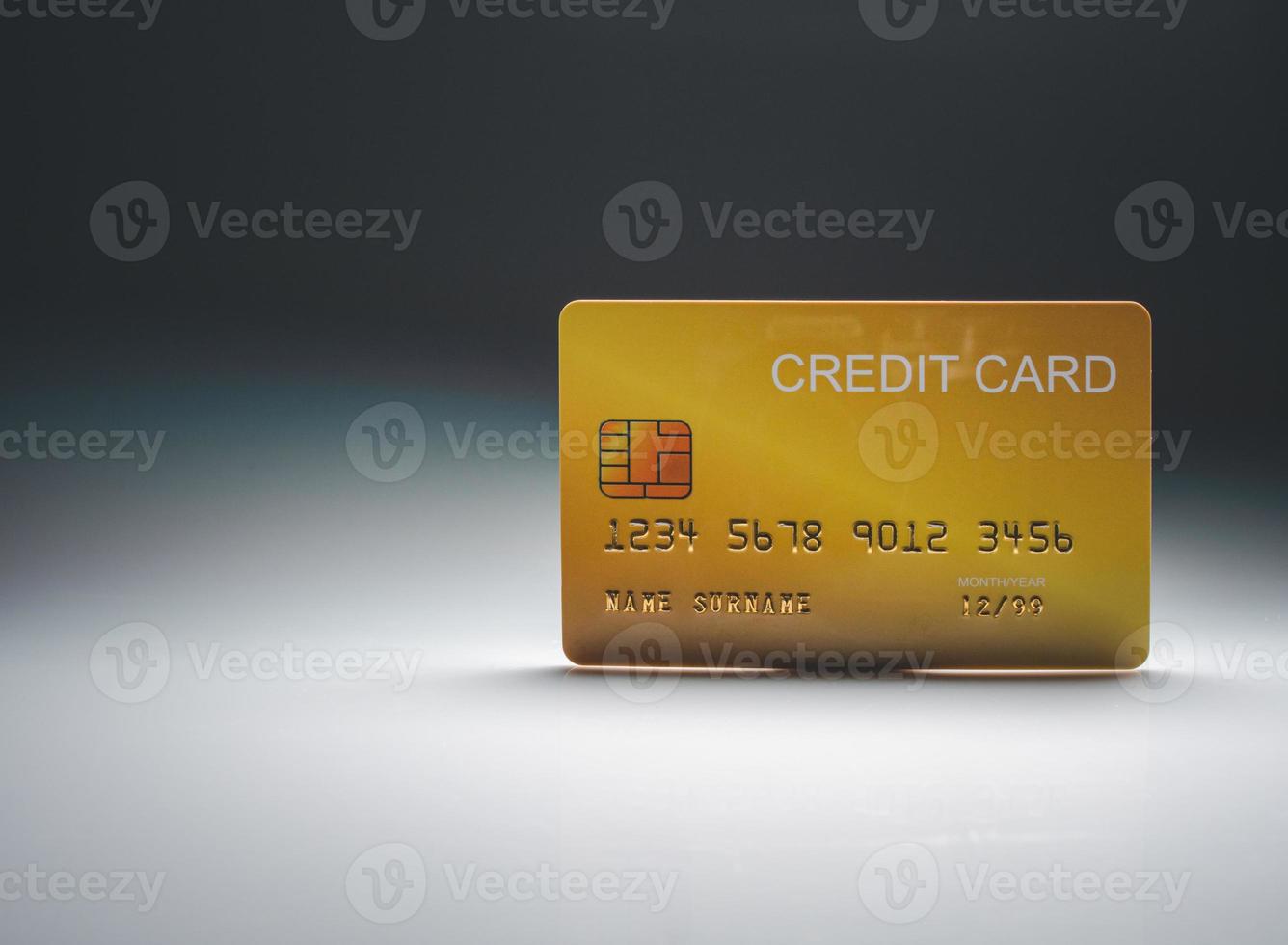 maquette de carte de crédit isolée sur fond clair et ombré. notion d'achat. concept de dépenses sans numéraire photo