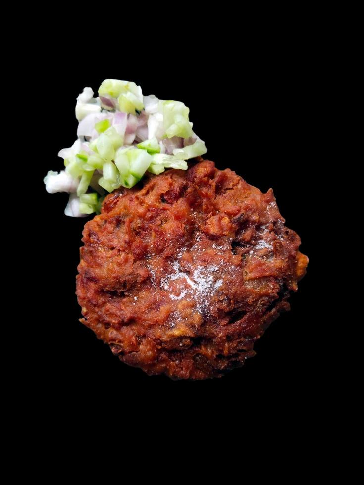 boeuf shami kabab, mouton shami kabab gros plan avec oignon et concombre nourriture de rue indienne sur fond noir. photo