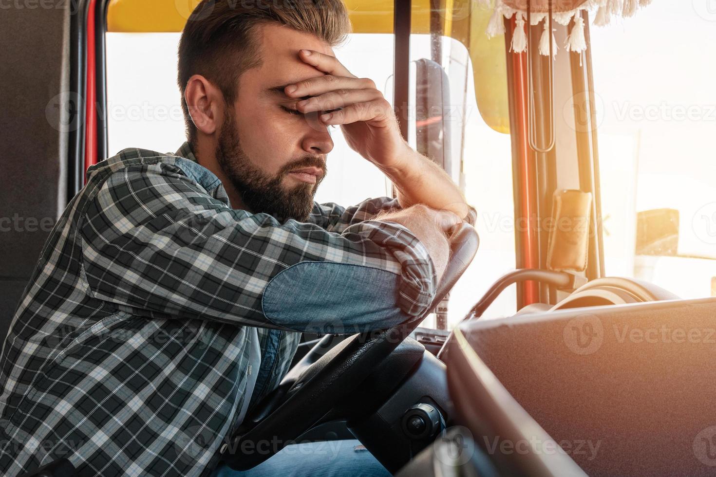 chauffeur de camion fatigué se sentant somnolent et malade photo