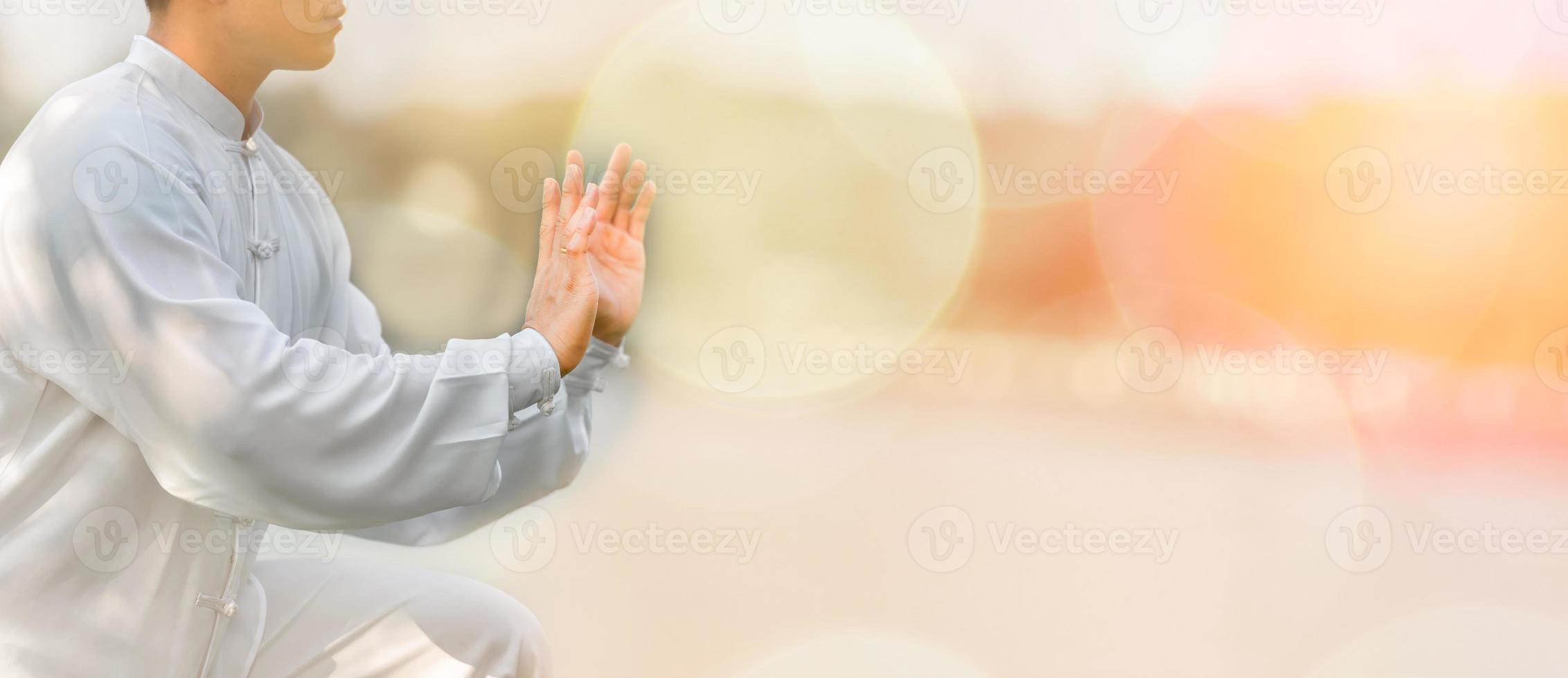 séance d'entraînement d'homme asiatique avec tai chi le matin au parc, arts martiaux chinois, soins sains pour le concept de vie saine. photo