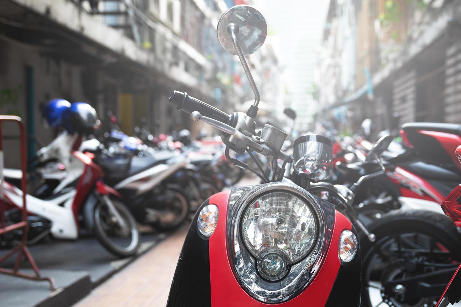 scooter moderne garé dans la rue de la ville photo