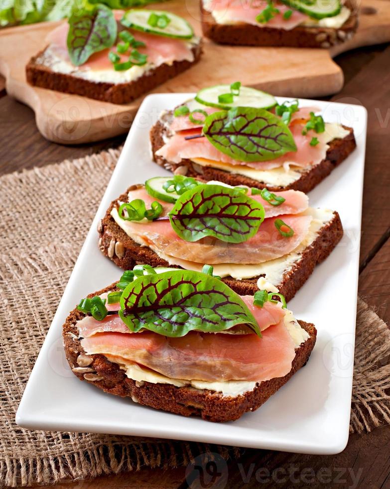 petits snacks sandwichs au saumon salé photo